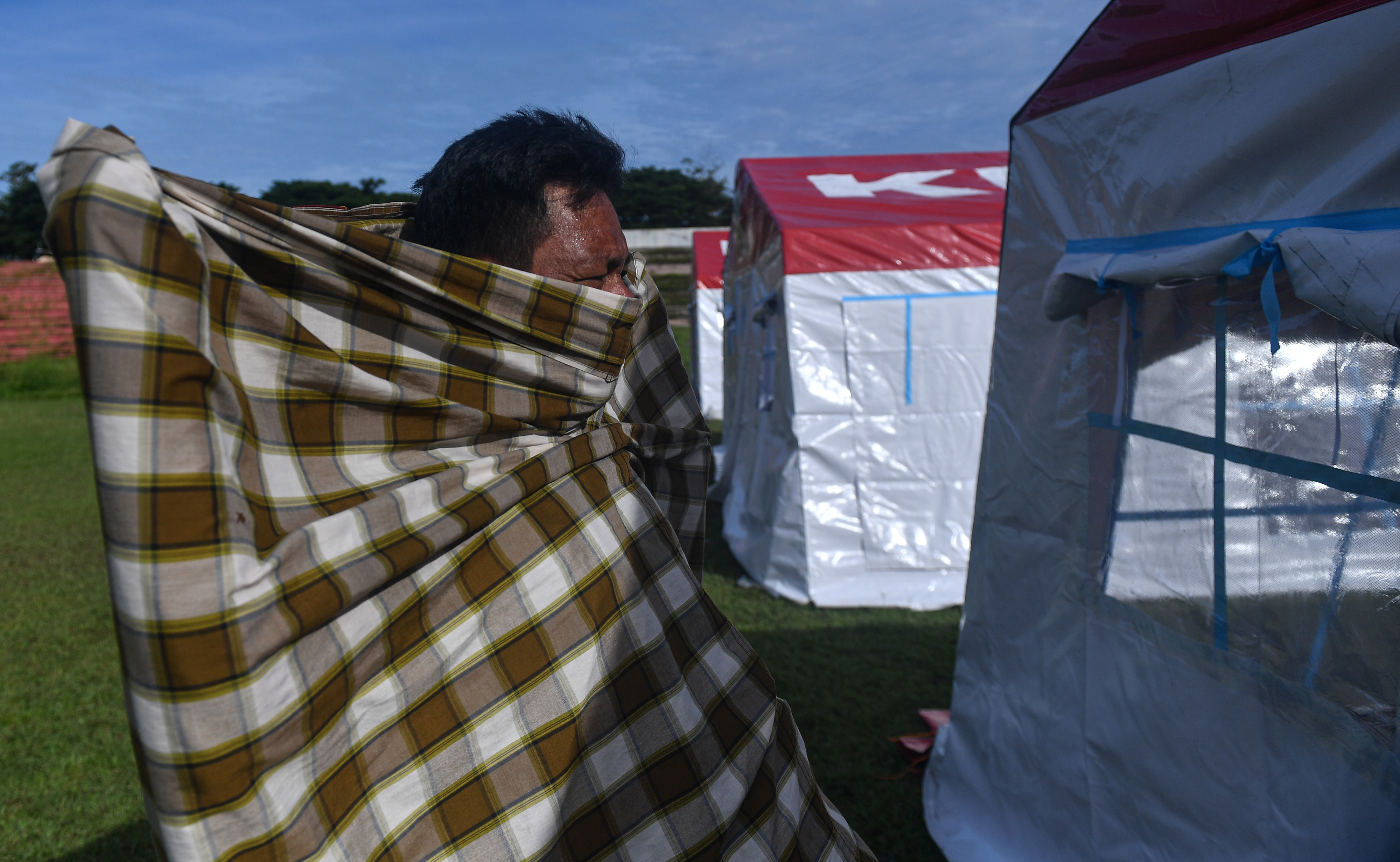 Tenda Covid-19 untuk Pengungsi Gempa