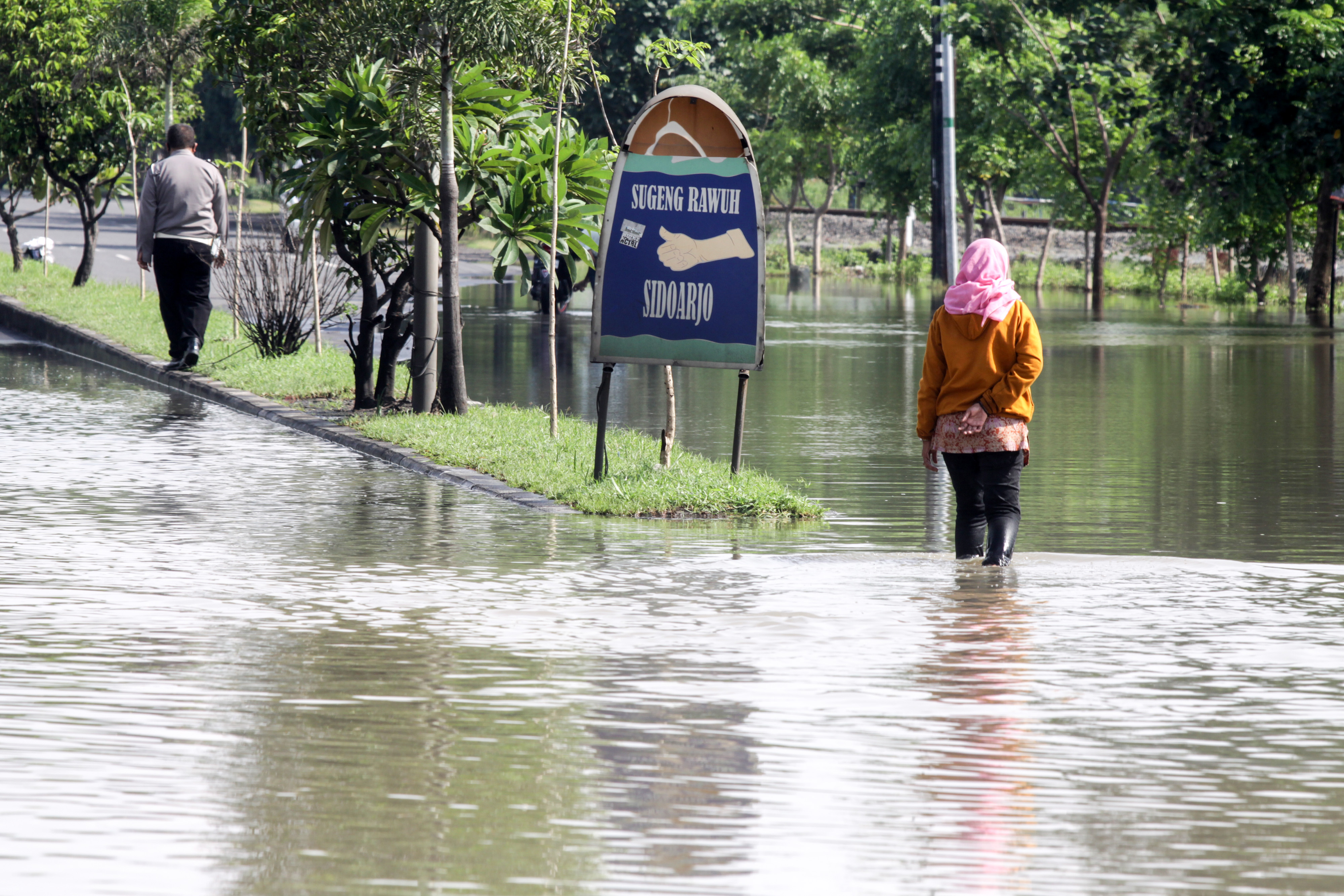 Jalan Raya Porong Tergenang Banjir