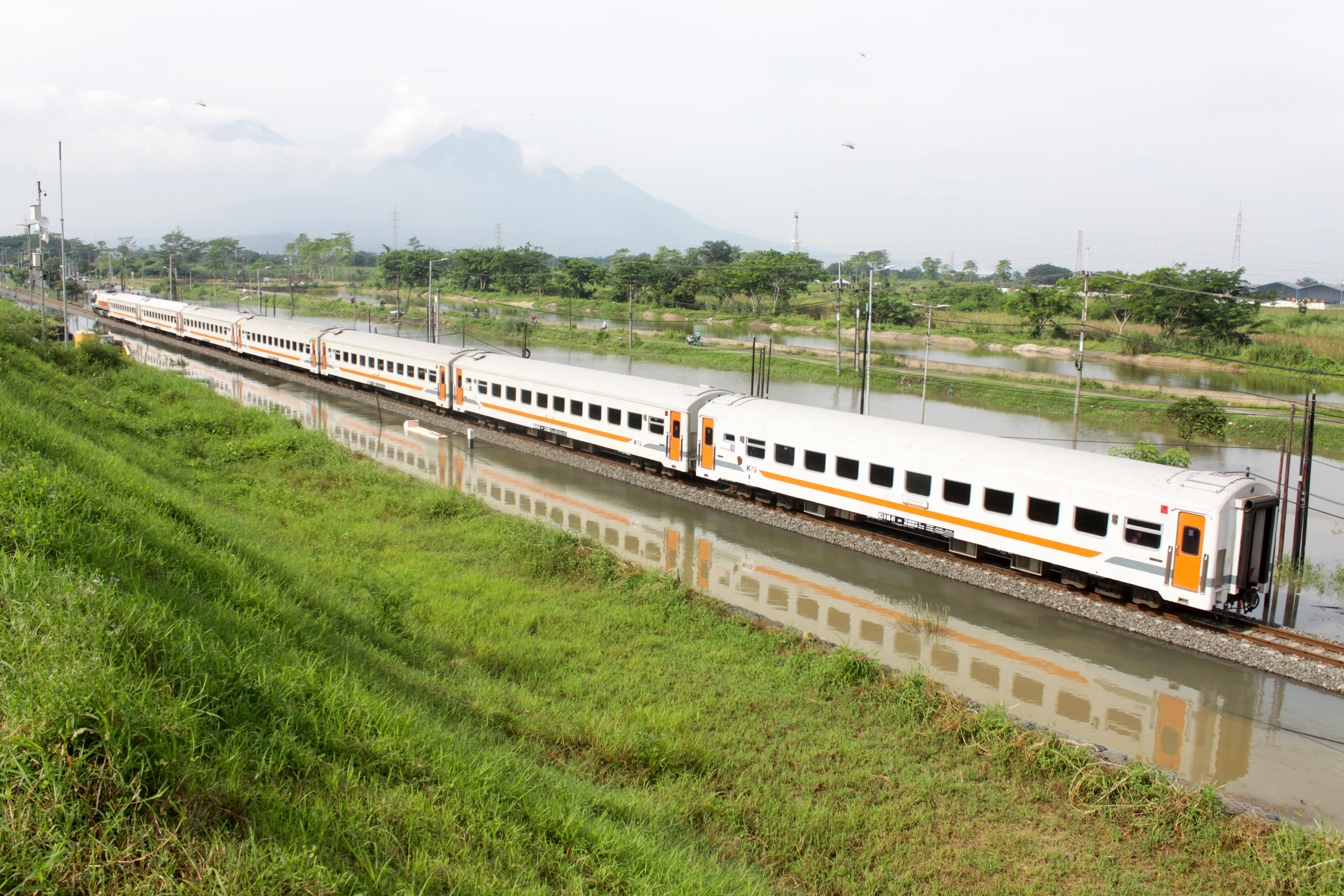 Jalan Raya Porong Tergenang Banjir