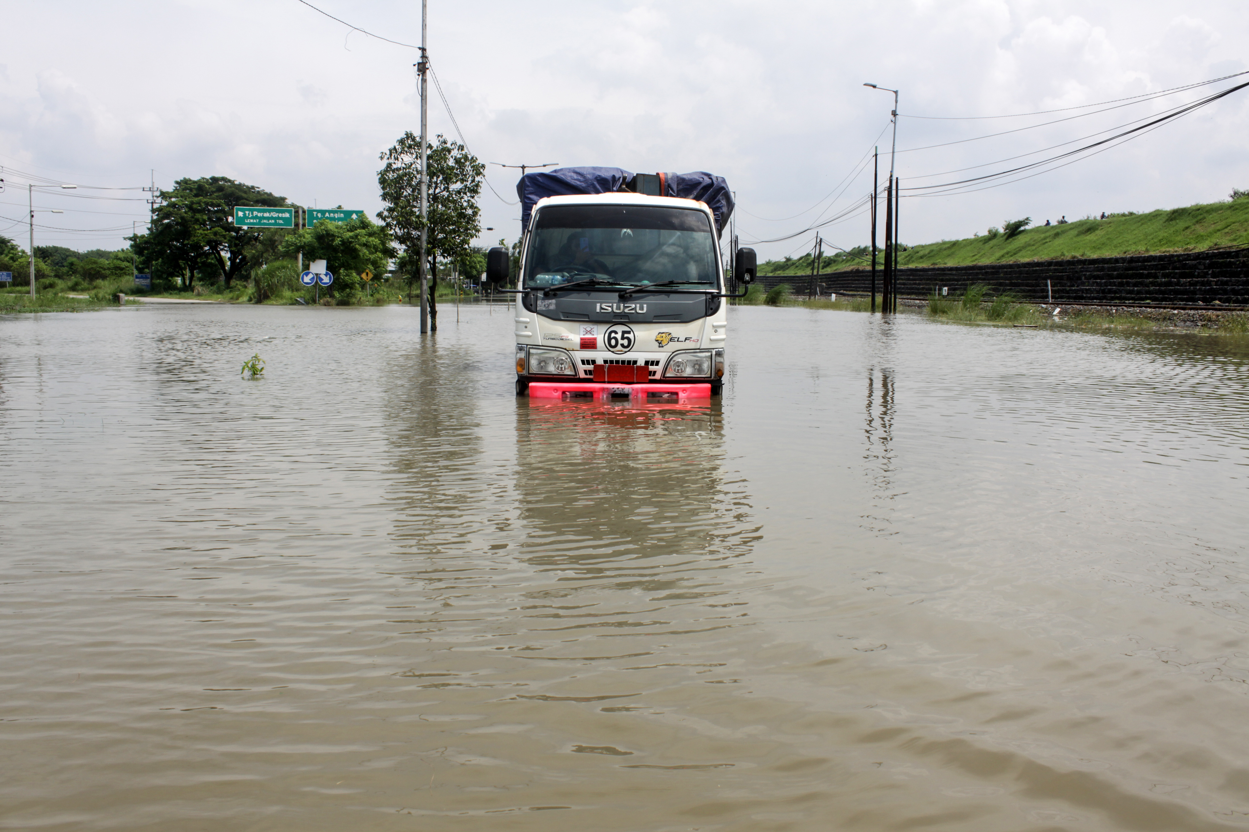 Jalan Raya Porong Tergenang Banjir