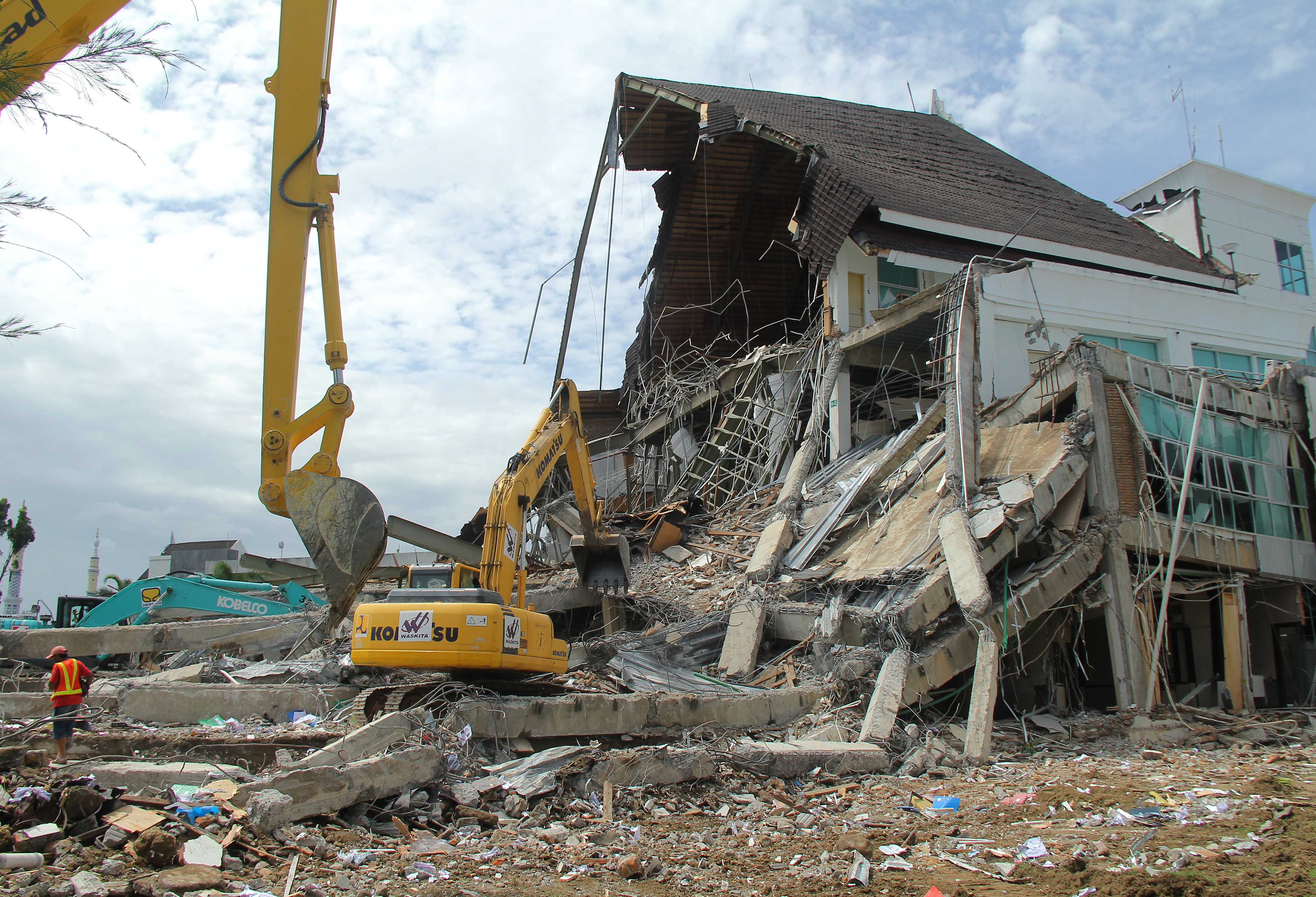 Bersihkan Puing Bangunan Pasca Gempa