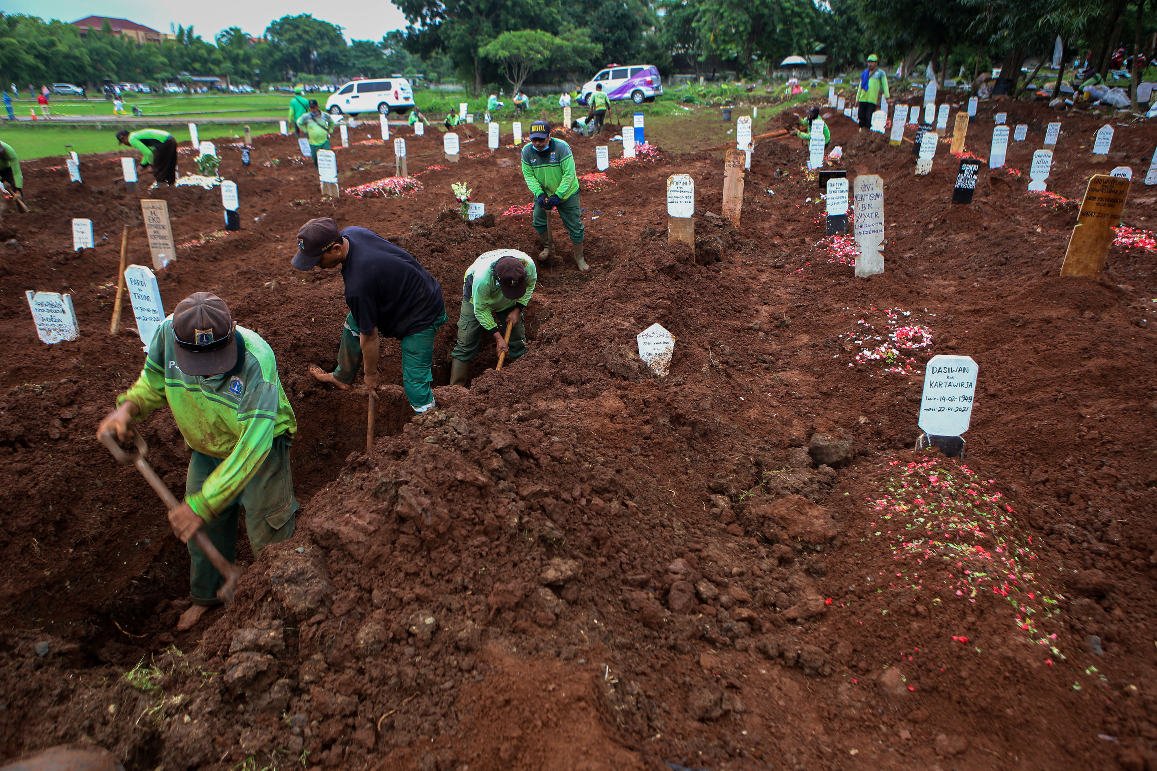 Penambahan Makam Covid-19 di TPU Bambu Apus