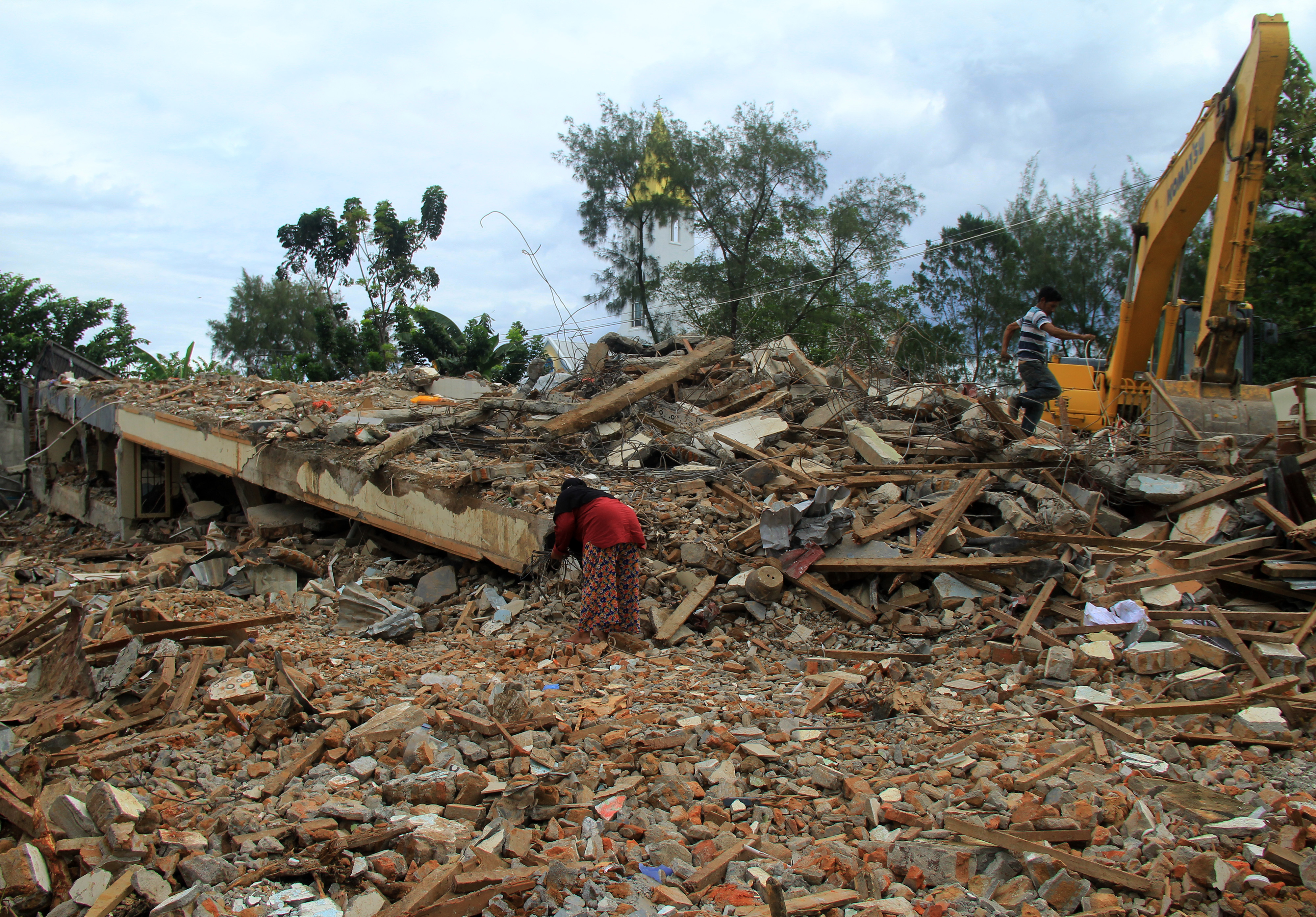 Membersihkan Reruntuhan Rumah Pascagempa Mamuju