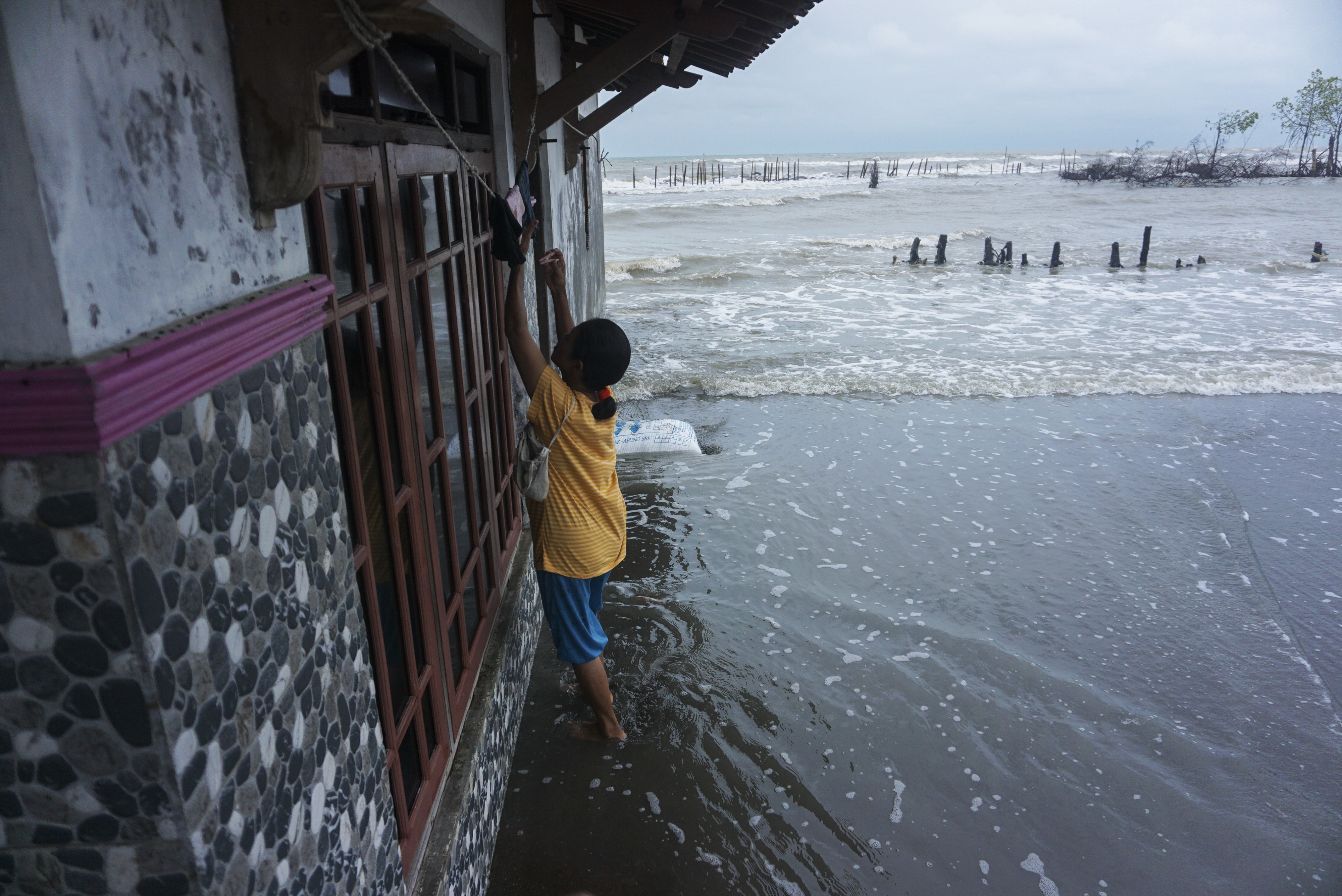 Gelombang Air Laut Pekalongan Tinggi