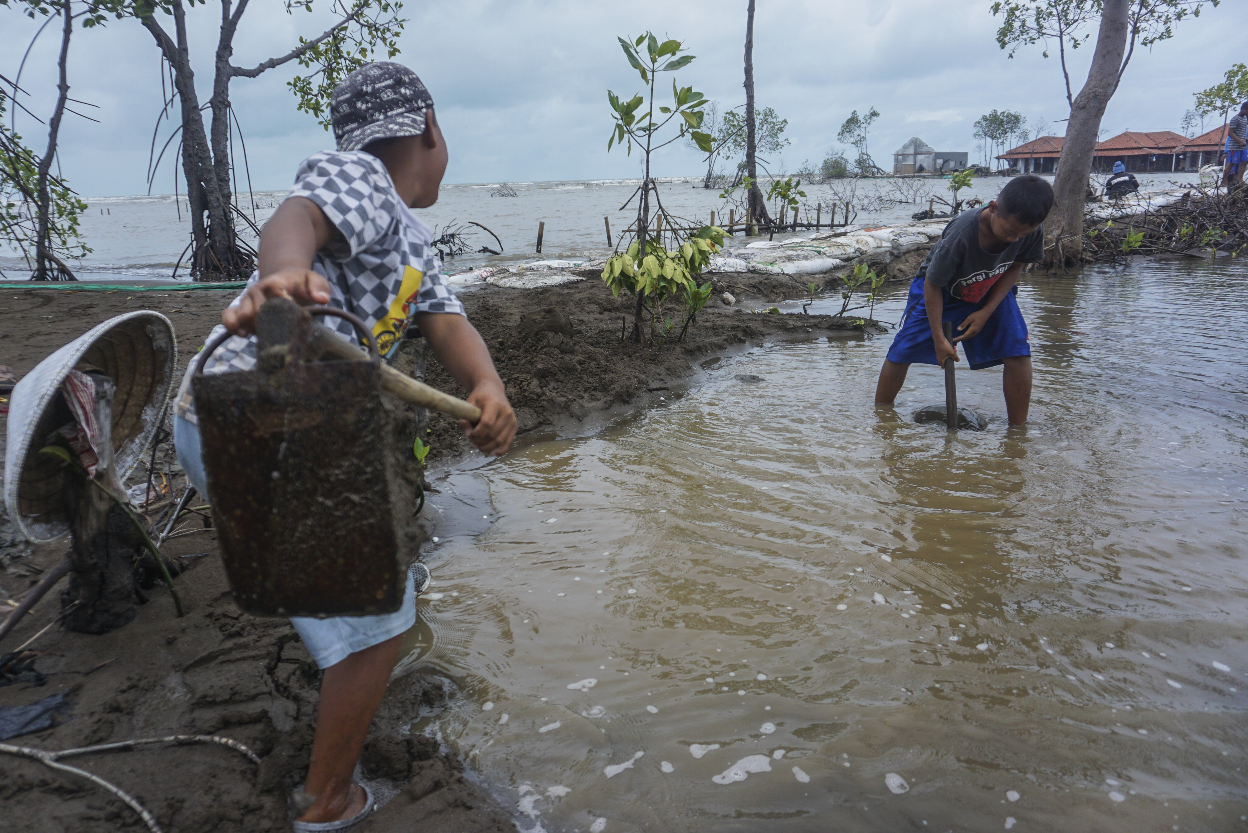 Tanggul Laut Swadaya Warga Antisipasi Rob