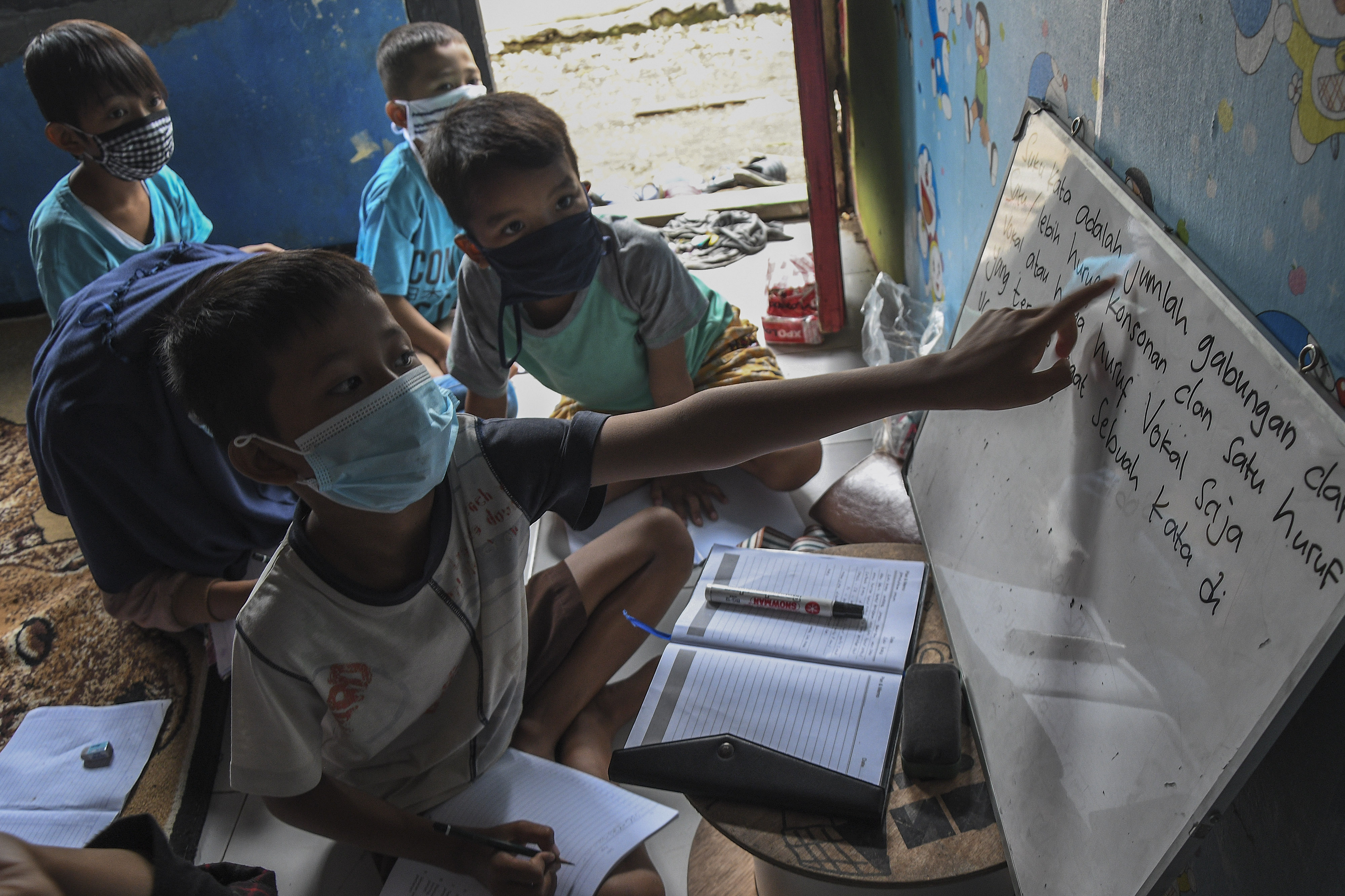 Belajar di Gubuk Baca Ketapang