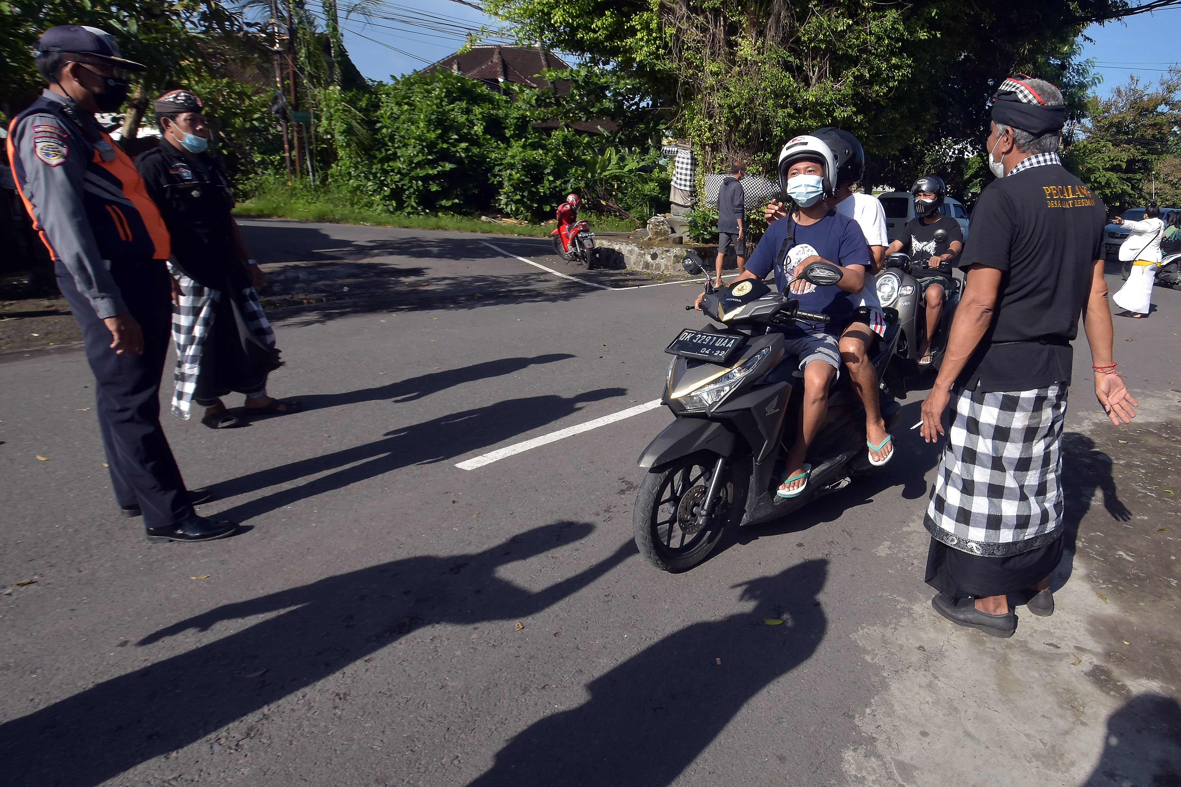 Hari Banyu Pinaruh, Pantai di Denpasar Tutup