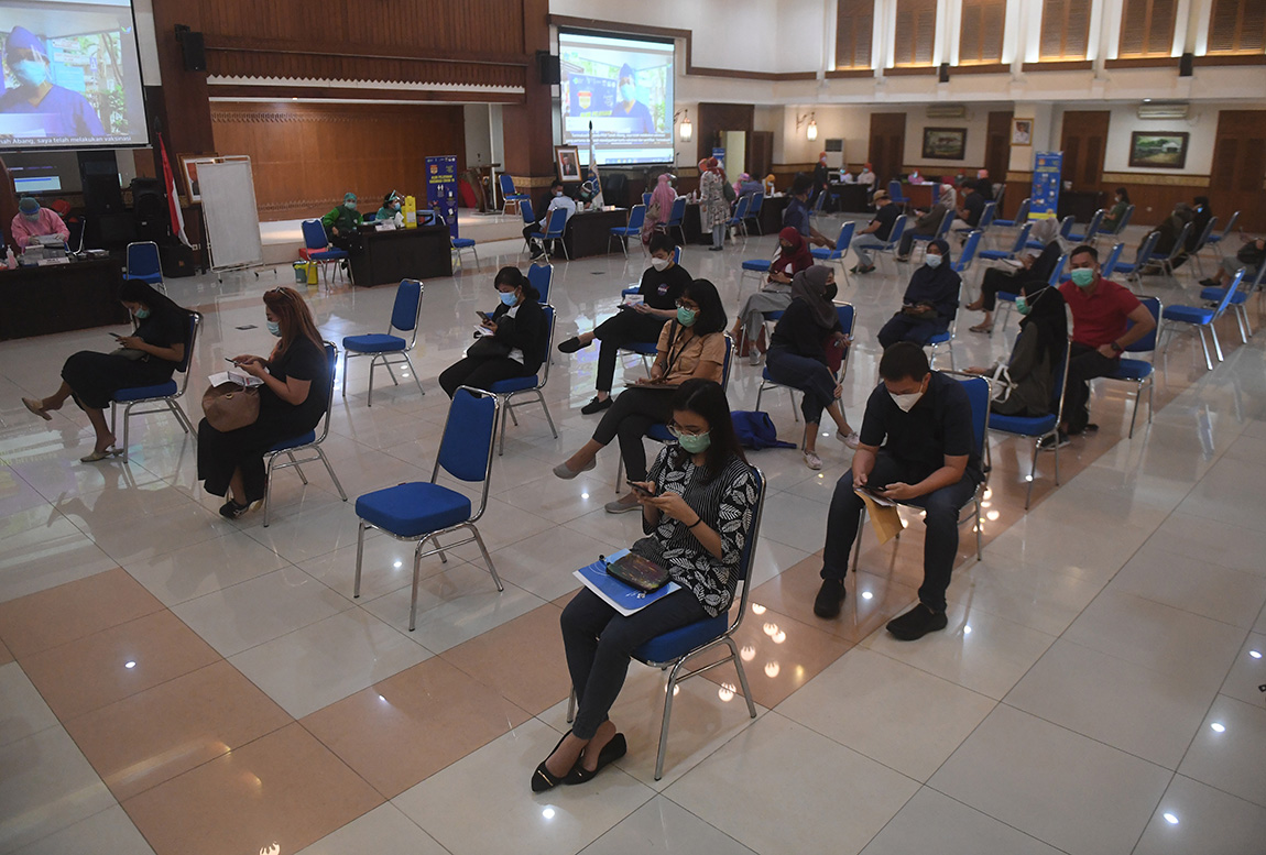 Vaksinasi Massal Petugas Kesehatan