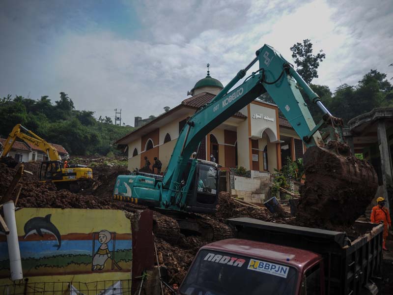 Pencarian Korban Longsor Cimanggung