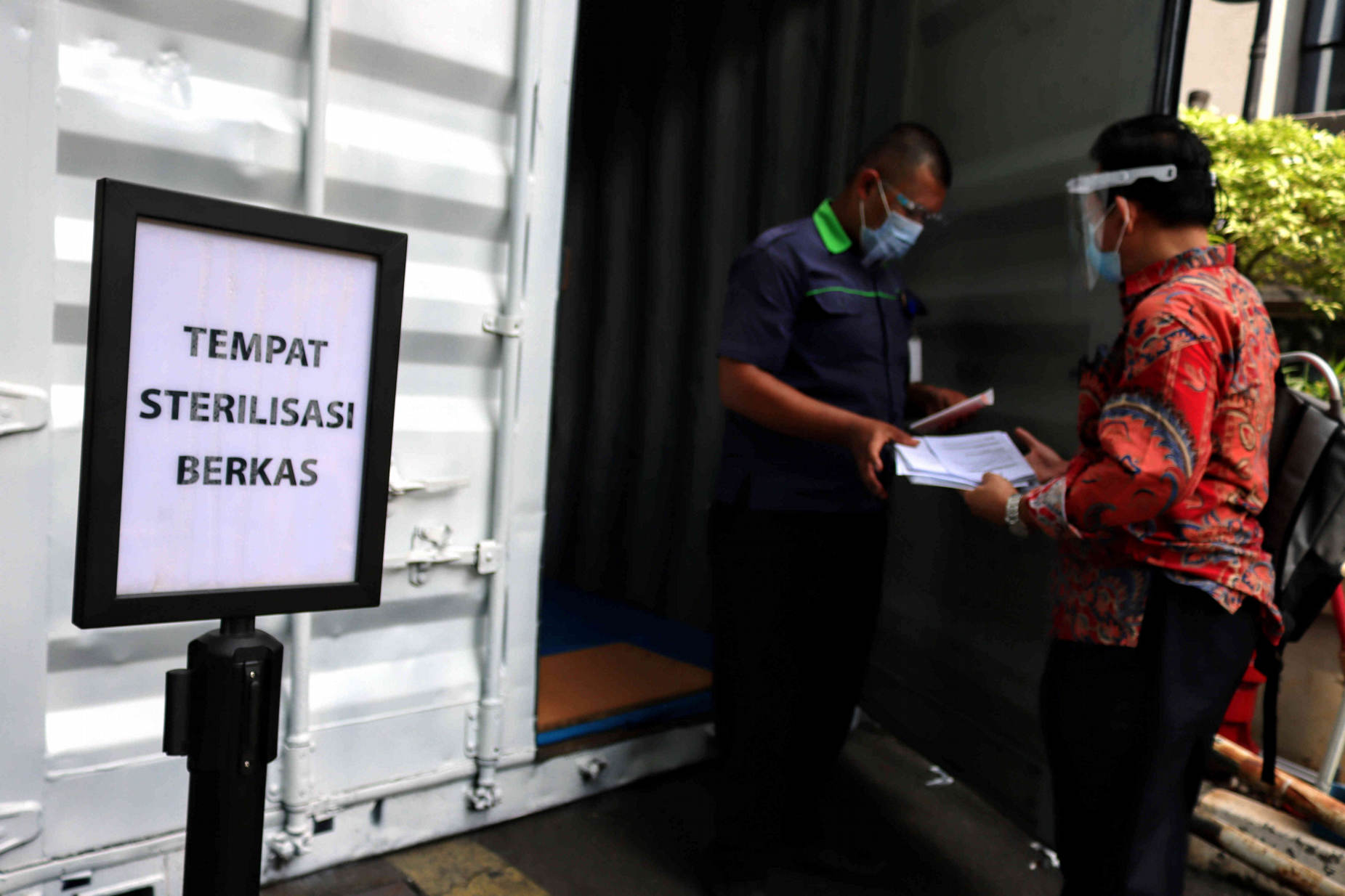 Petugas Sterilisasi Berkas Perkara Pilkada di MK 