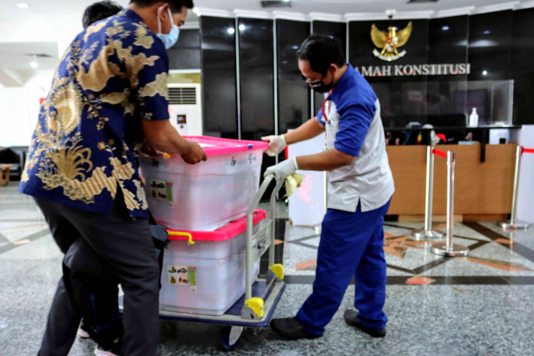 Petugas Sterilisasi Berkas Perkara Pilkada di MK 