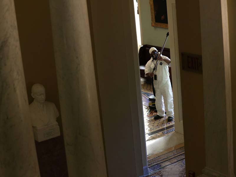 Bersihkan Gedung Capitol PascaDemo Pendukung Trump