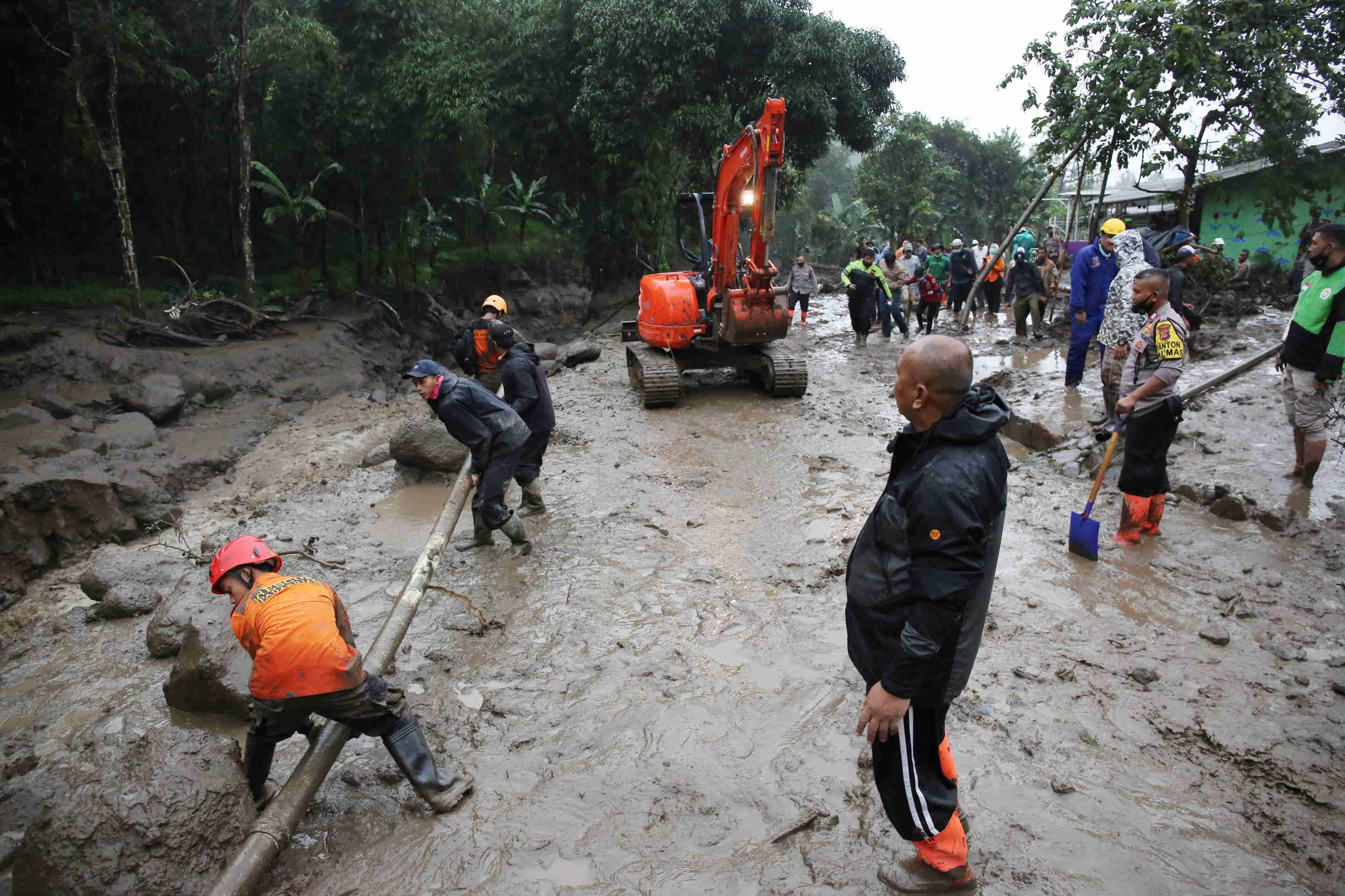 Bongkahan Batu Besar Terbawa Banjir Bandang di Cisarua