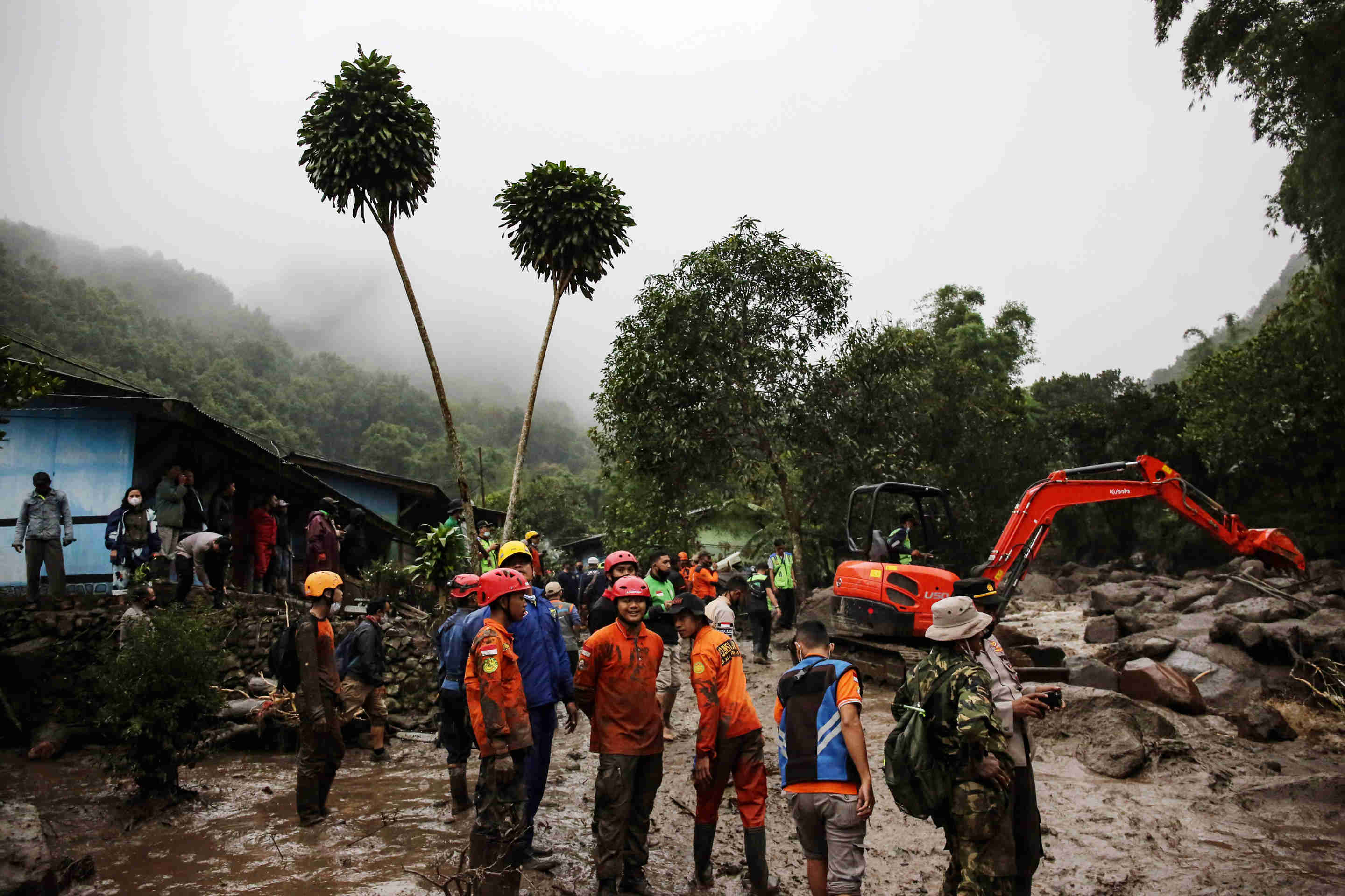Bongkahan Batu Besar Terbawa Banjir Bandang di Cisarua