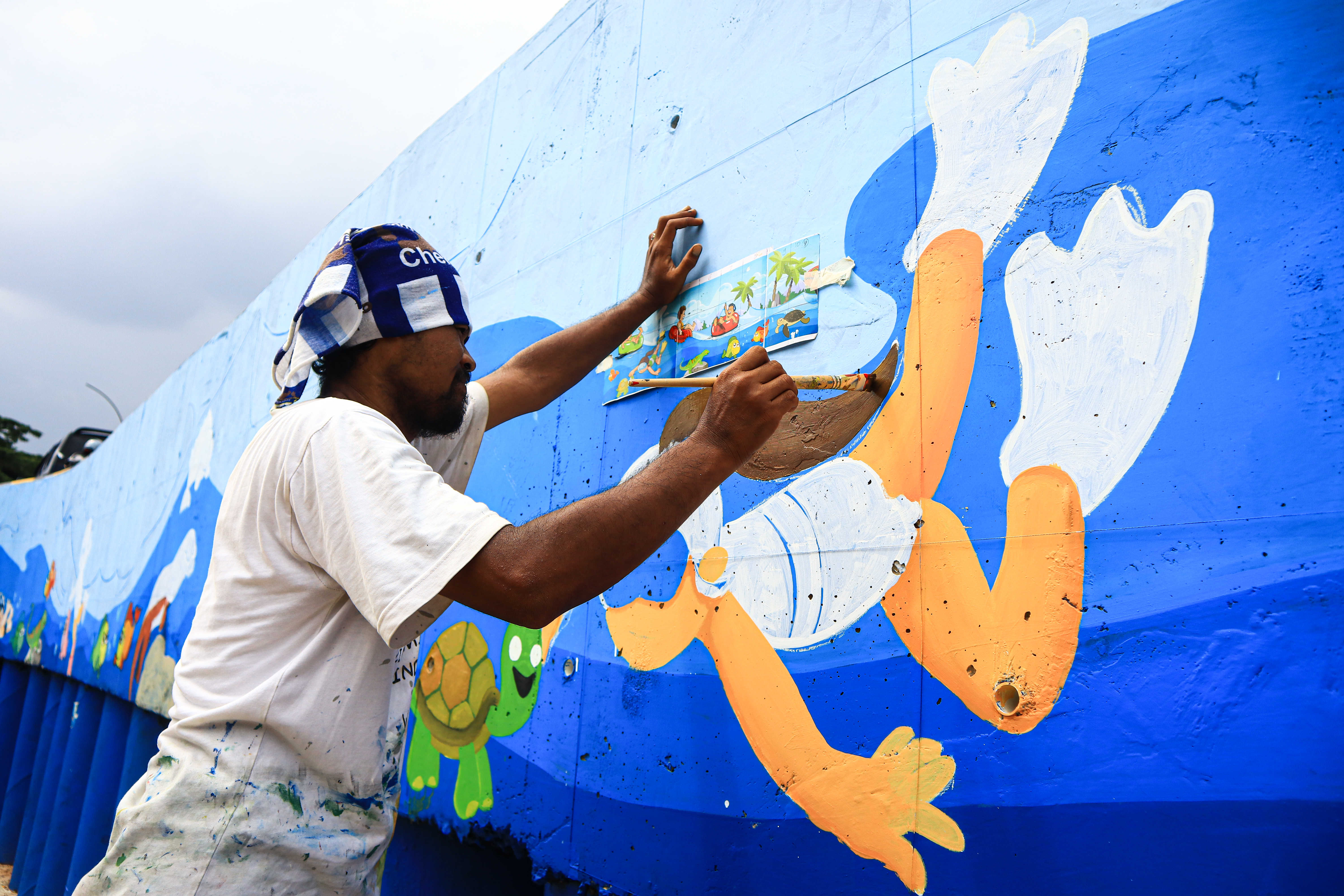 Mempercantik Bantaran Sungai Dengan Mural