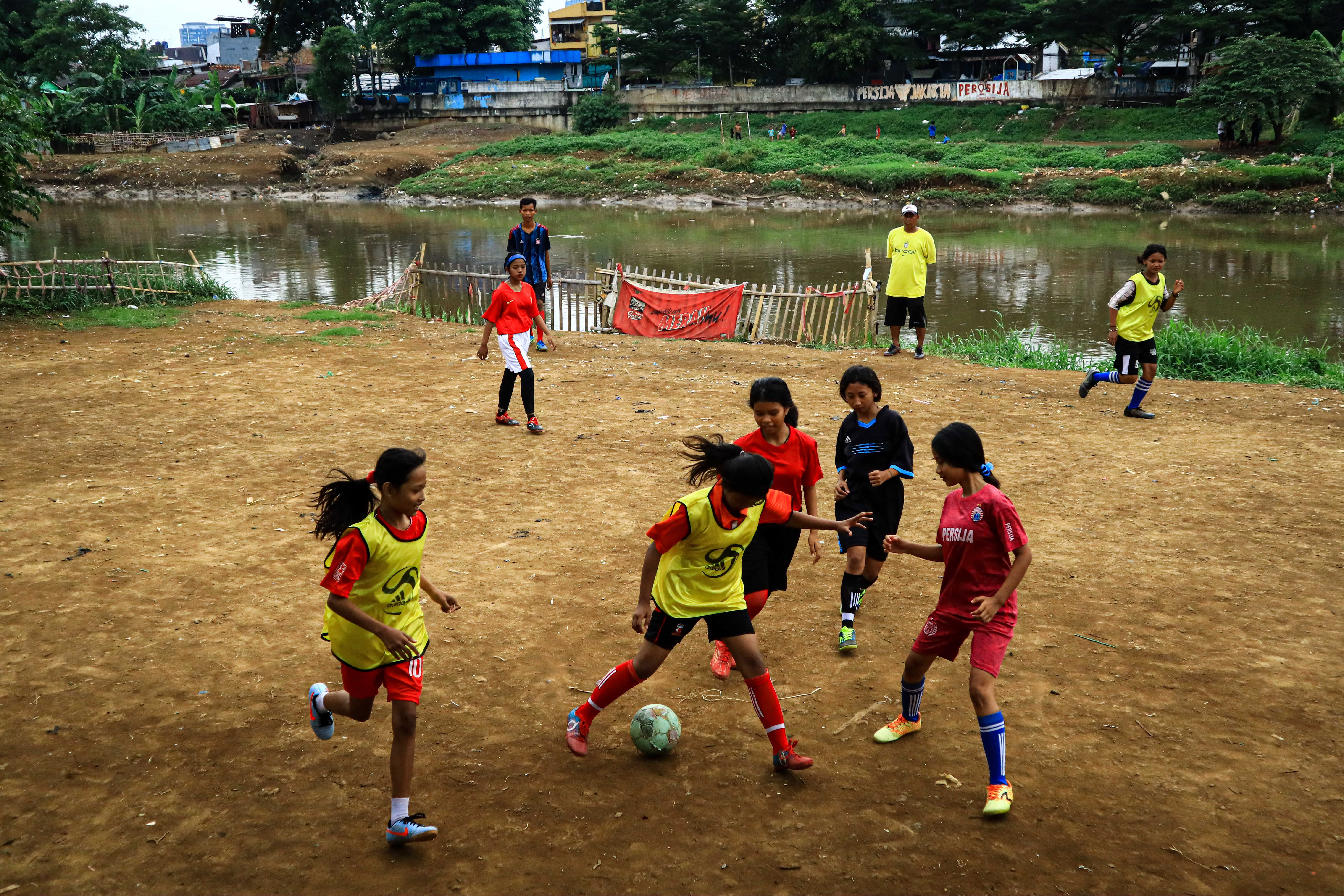 Latihan Sepak Bola Mengabaikan Protokol Kesehatan