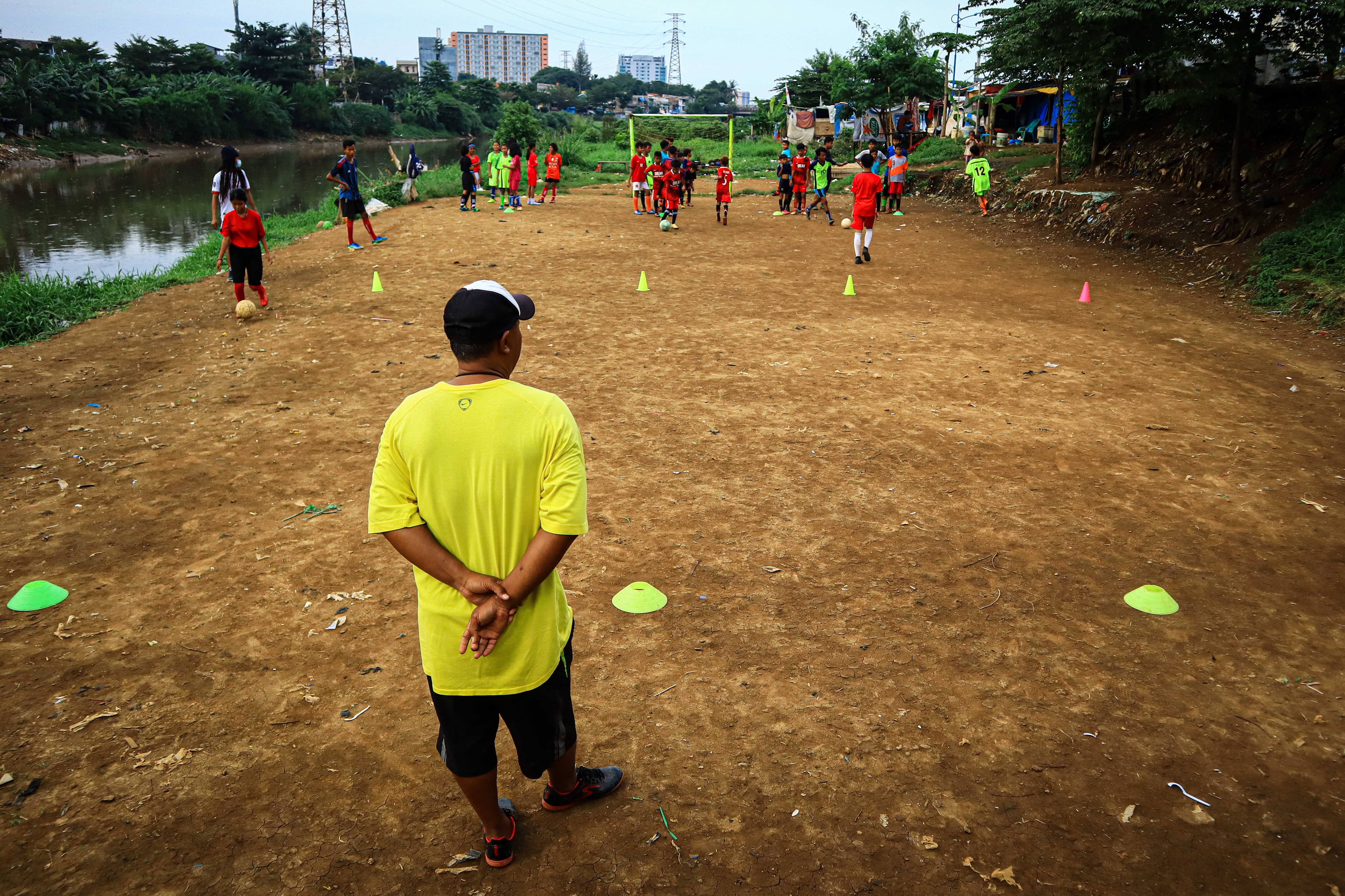 Latihan Sepak Bola Mengabaikan Protokol Kesehatan
