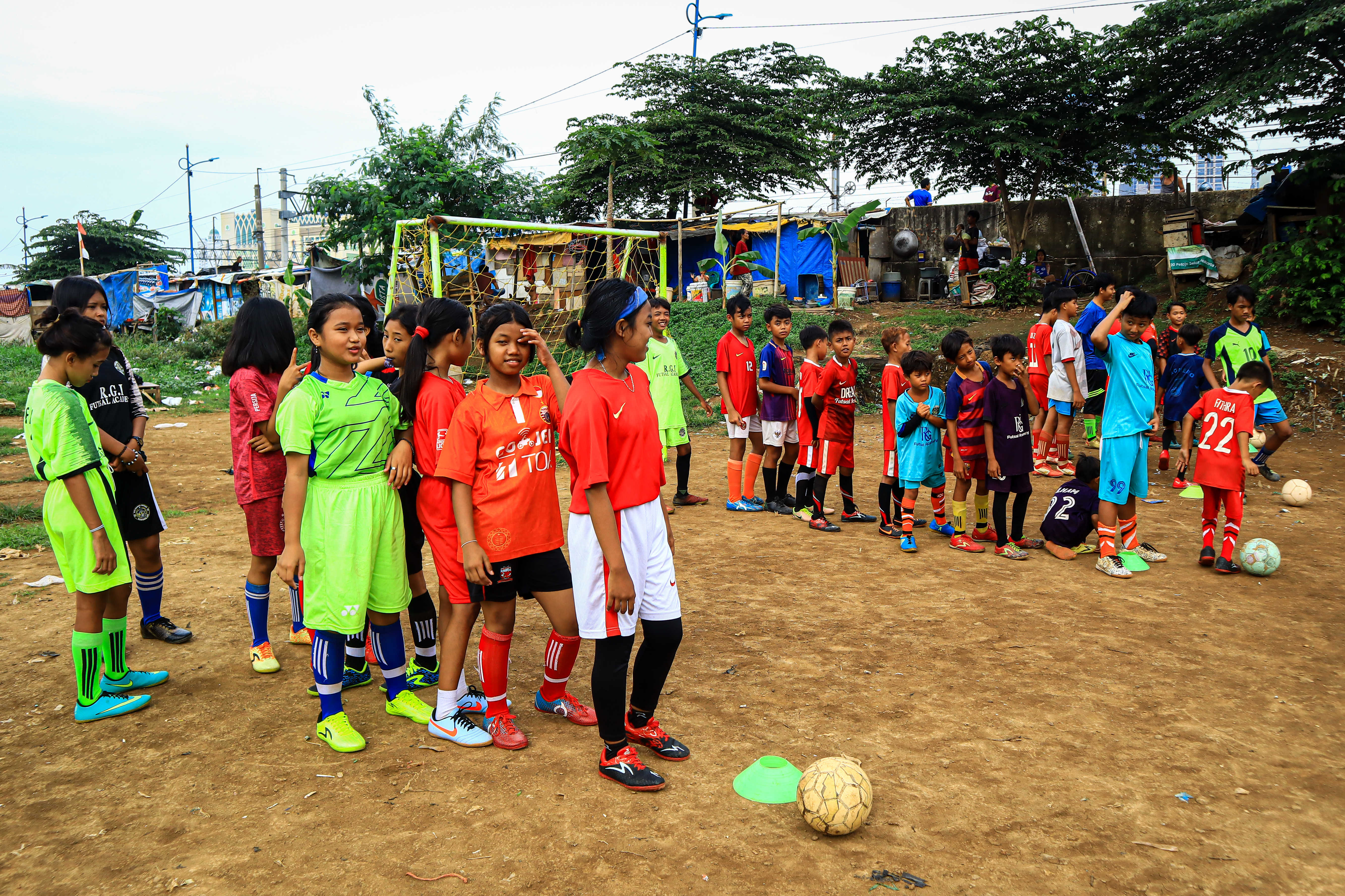 Latihan Sepak Bola Mengabaikan Protokol Kesehatan