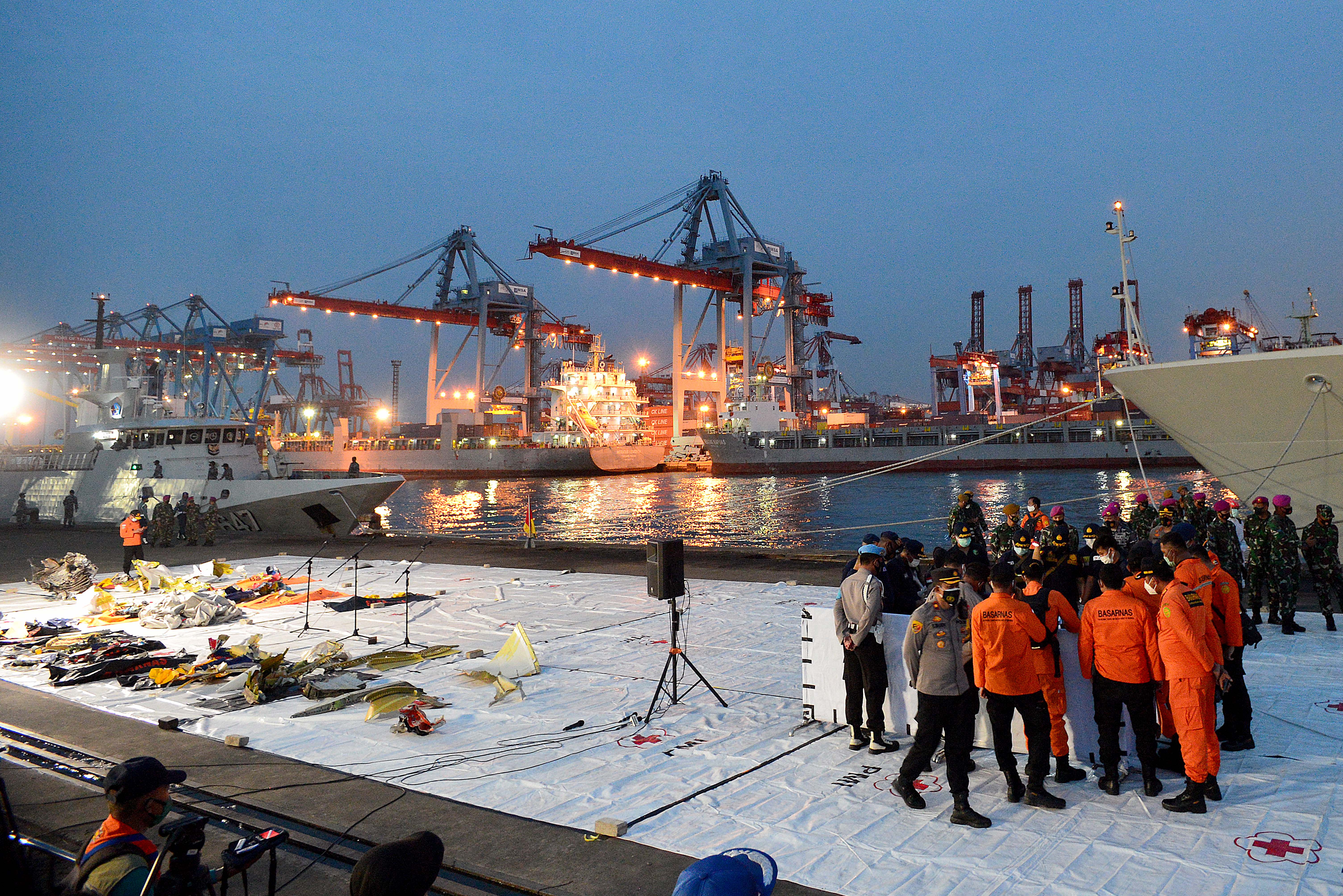 Teliti Serpihan Pesawat Sriwijaya Air