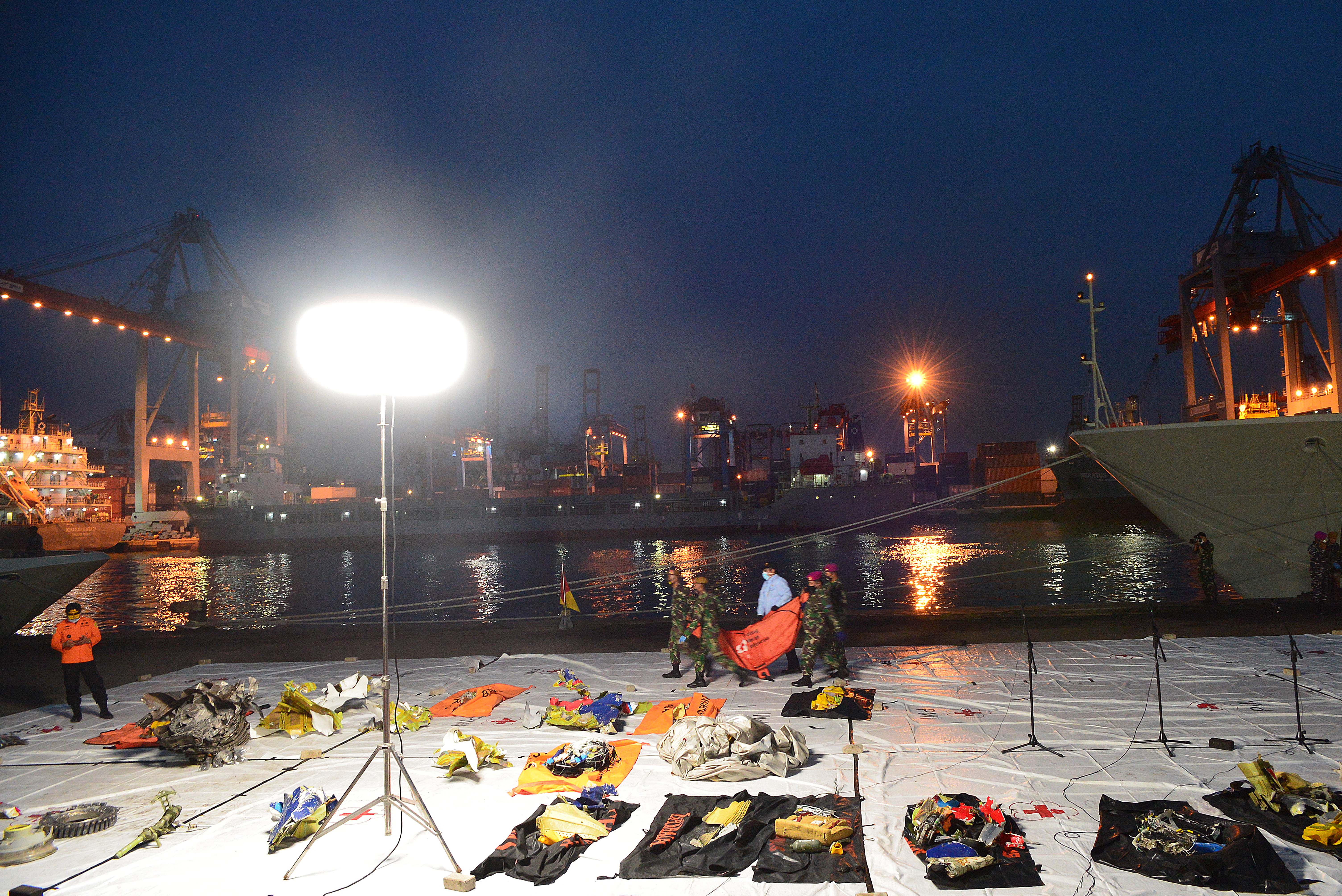 Teliti Serpihan Pesawat Sriwijaya Air