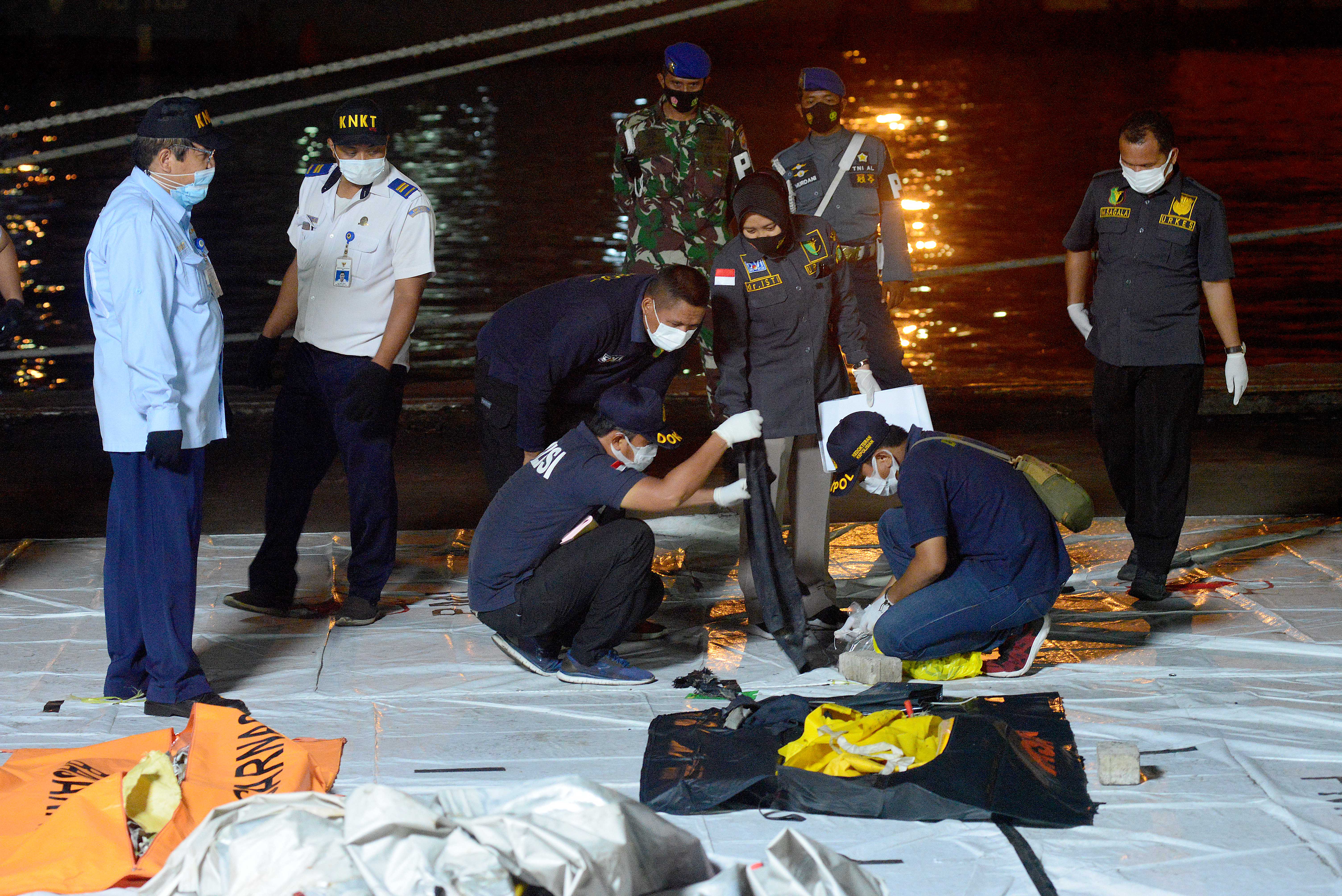 Teliti Serpihan Pesawat Sriwijaya Air