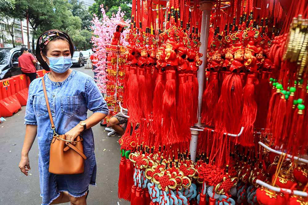 Pendapatan Penjual Pernak-Pernik Imlek Turun