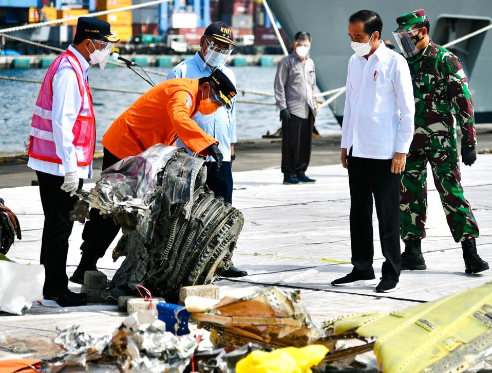 Presiden Tinjau Posko Evakuasi Pesawat Sriwijaya Air SJ 182