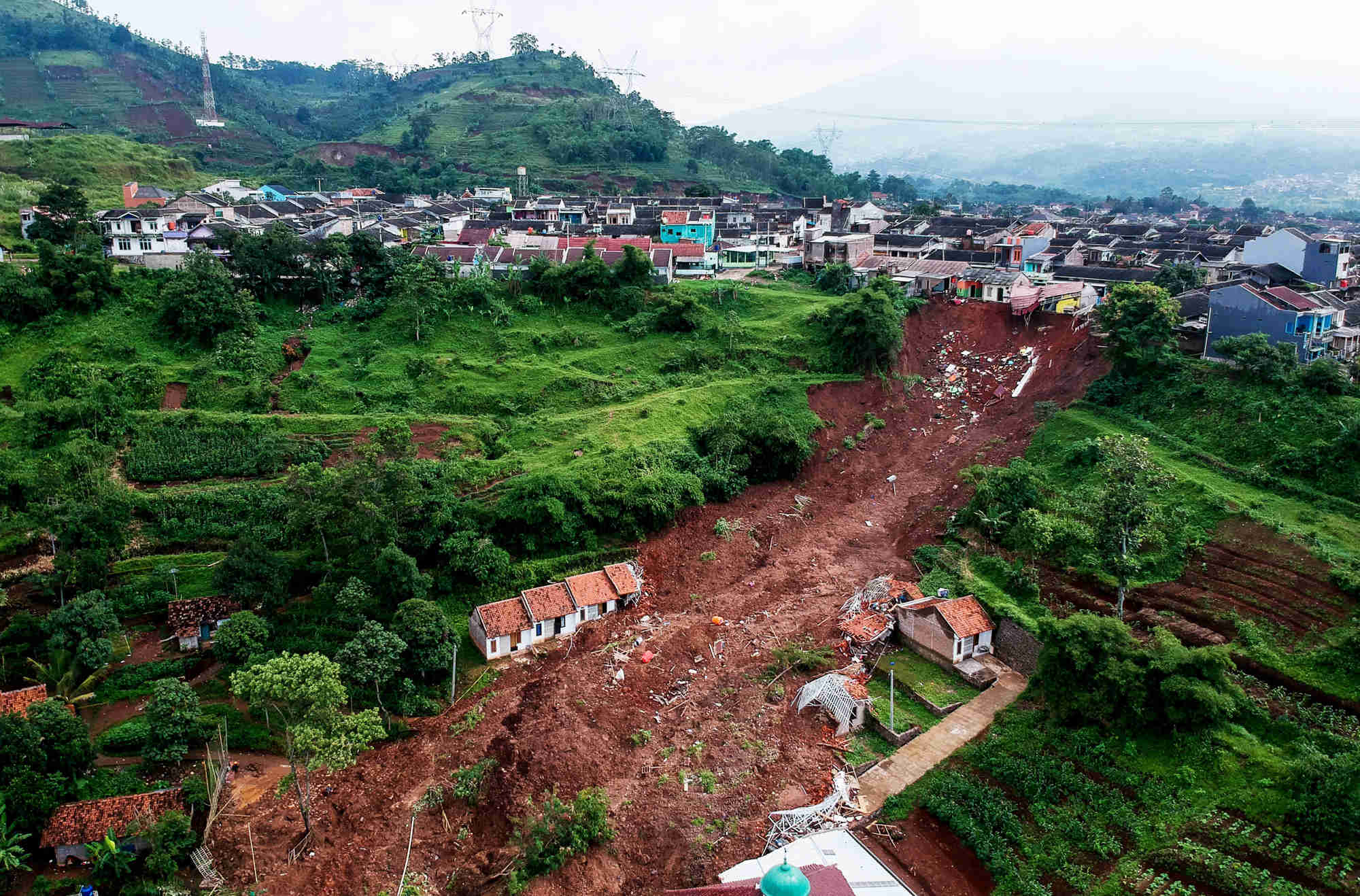 Pencarian 24 Korban Longsor Cimanggung yang Masih Hilang 