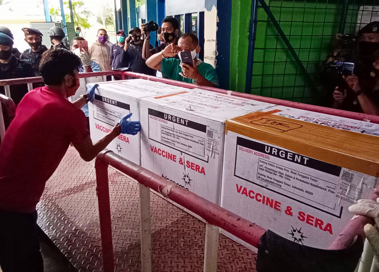 Vaksin Covid-19 Tiba di Bandara El Tari Kupang