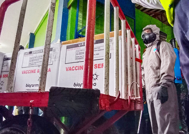 Vaksin Covid-19 Tiba di Bandara El Tari Kupang