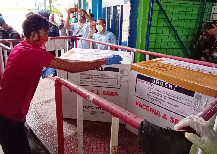 Vaksin Covid-19 Tiba di Bandara El Tari Kupang