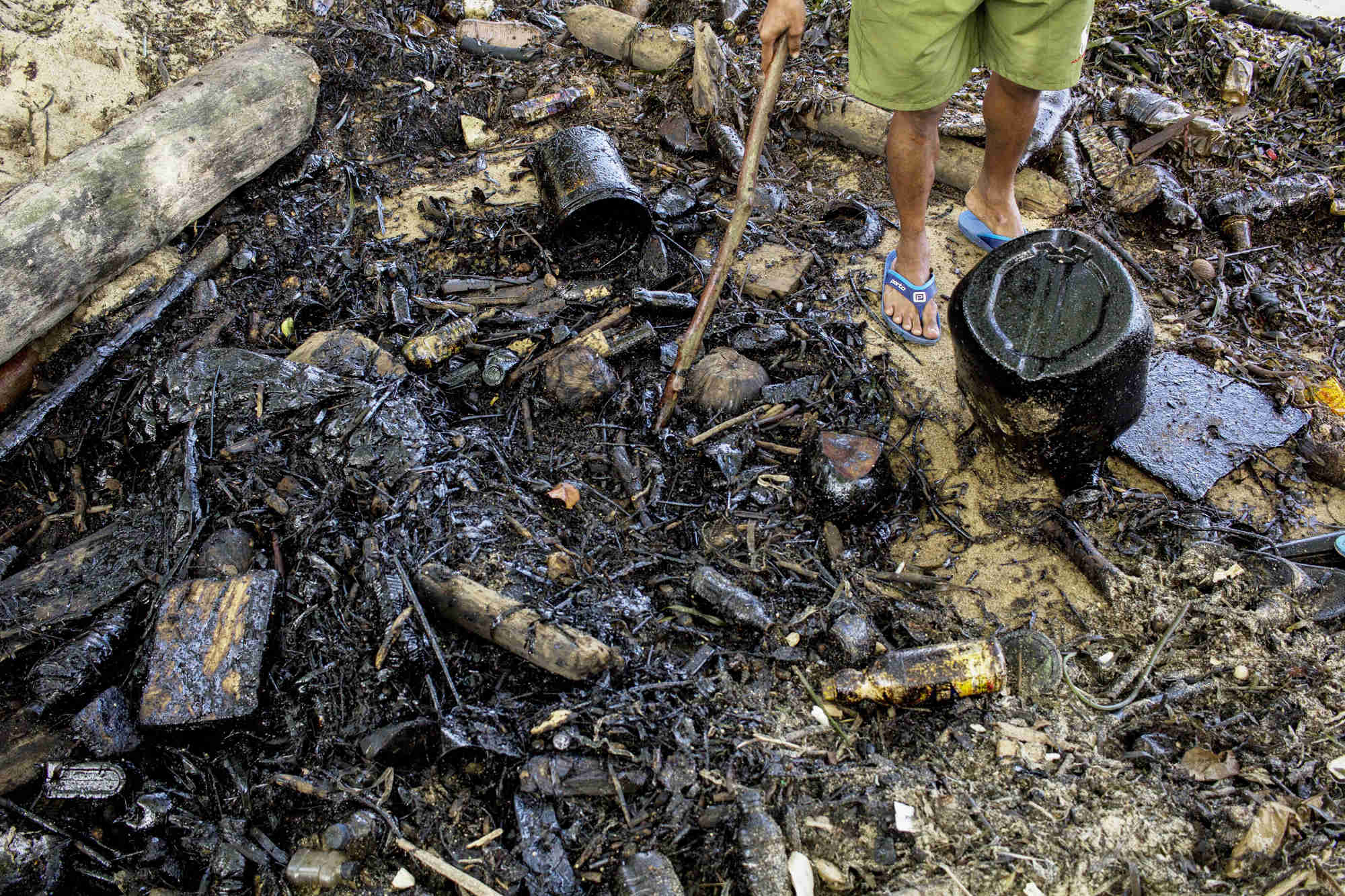 Limbah Minyak Cemari Pantai di Pulau Batam 
