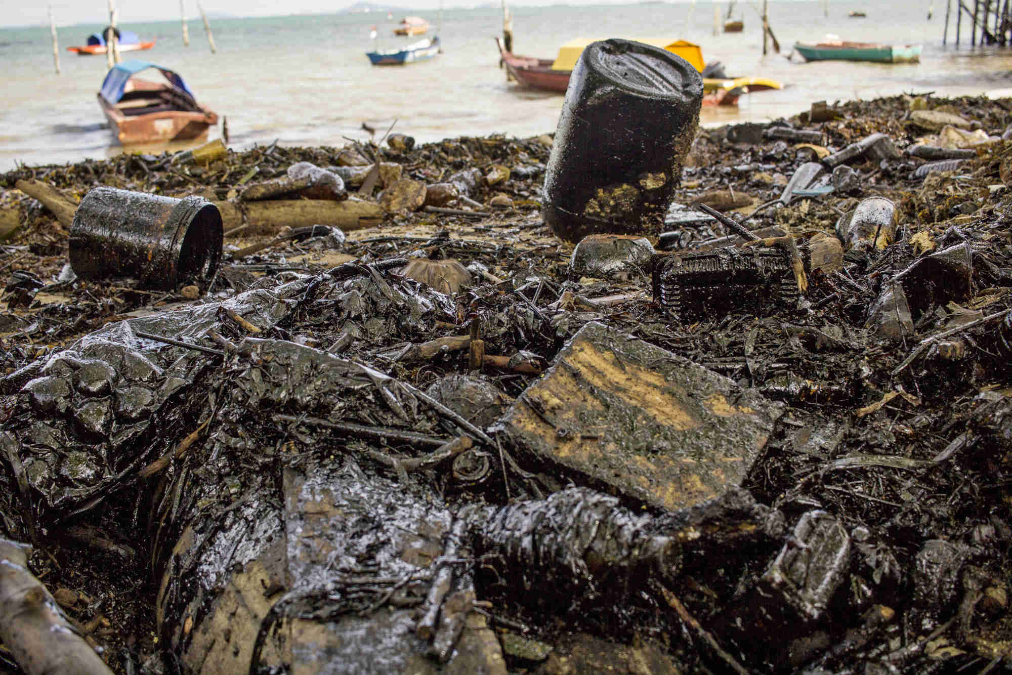 Limbah Minyak Cemari Pantai di Pulau Batam 