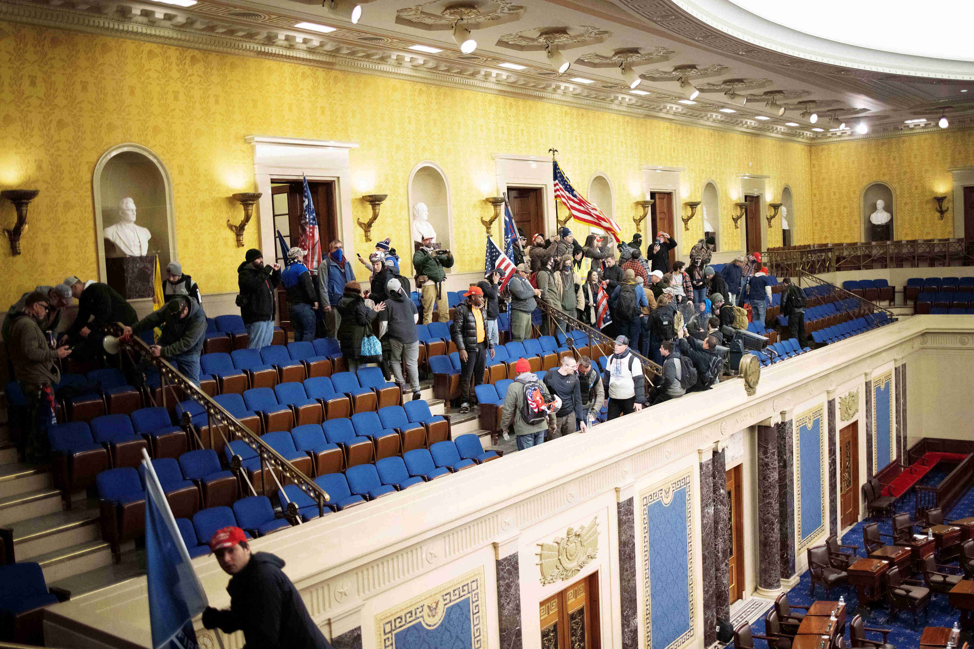 Tolak Biden, Pendukung Trump Menyerbu ke Dalam US Capitol