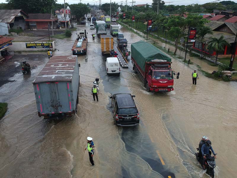 Jalur Pantura Tegal Banjir