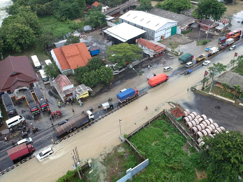 Jalur Pantura Tegal Banjir