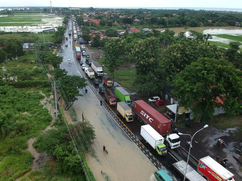 Jalur Pantura Tegal Banjir