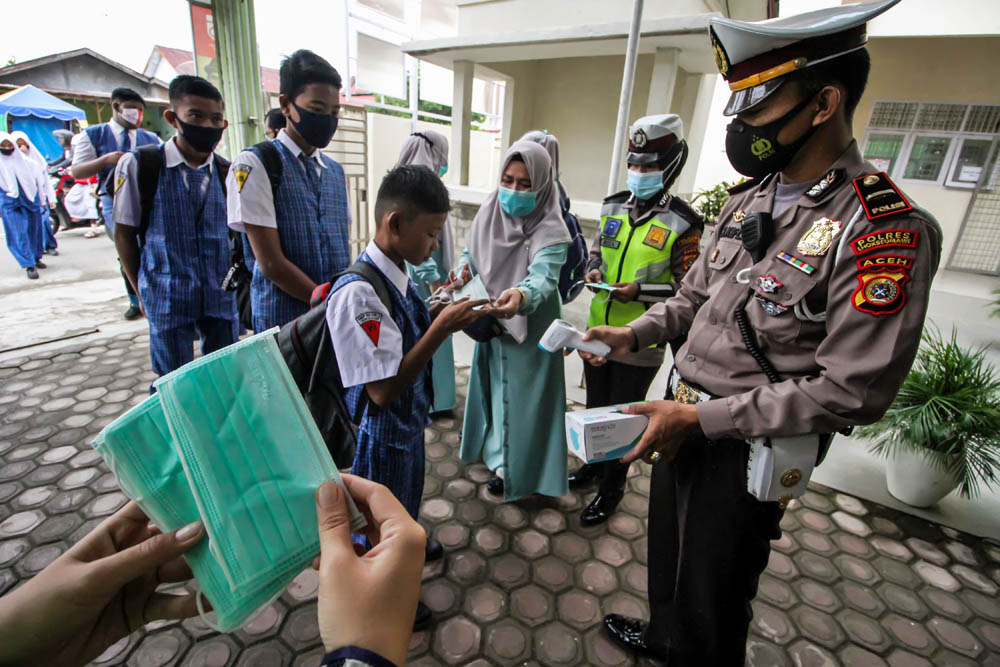 Pembangian Masker Kepada Pelajar
