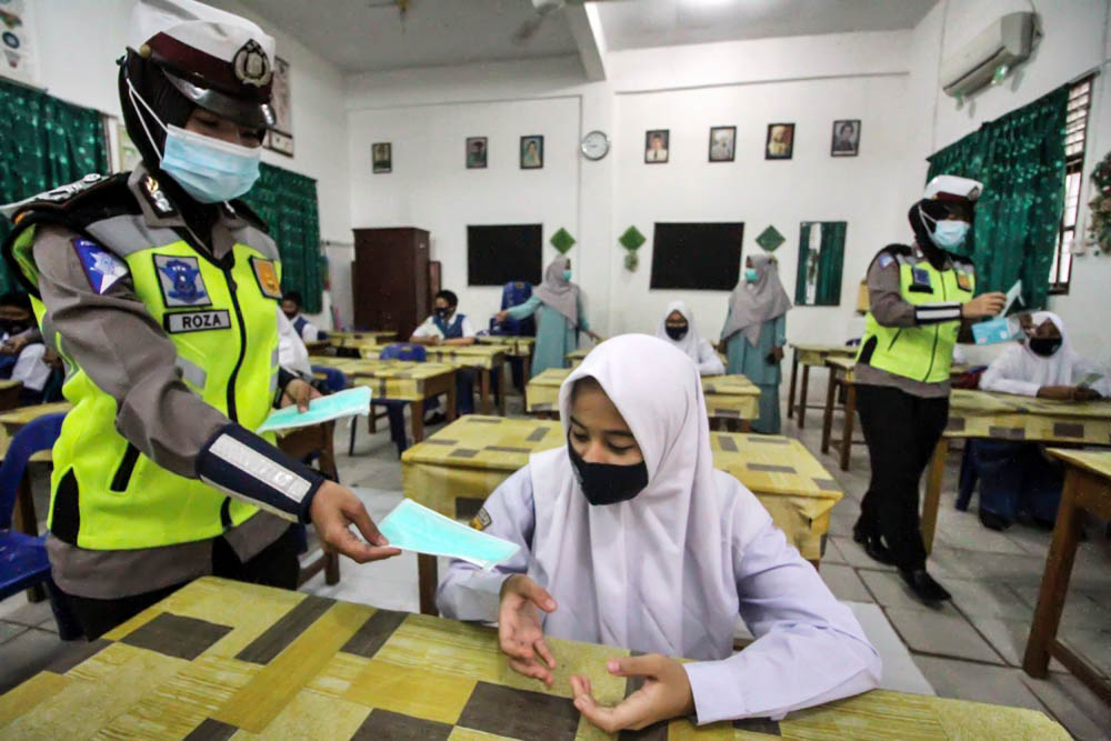 Pembangian Masker Kepada Pelajar
