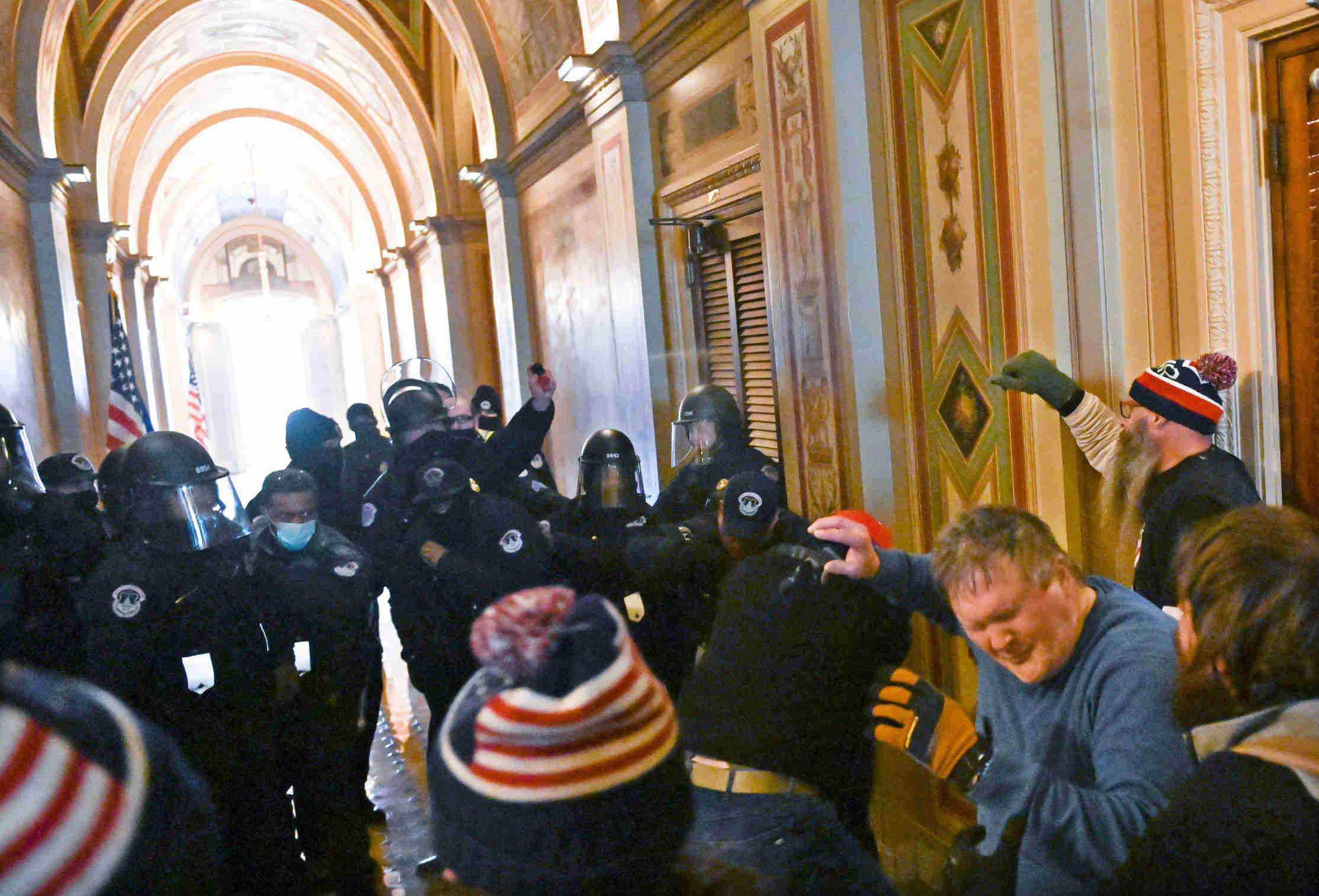 Polisi dan Swat FBI Keluarkan Pendukung Trump dari US Capitol