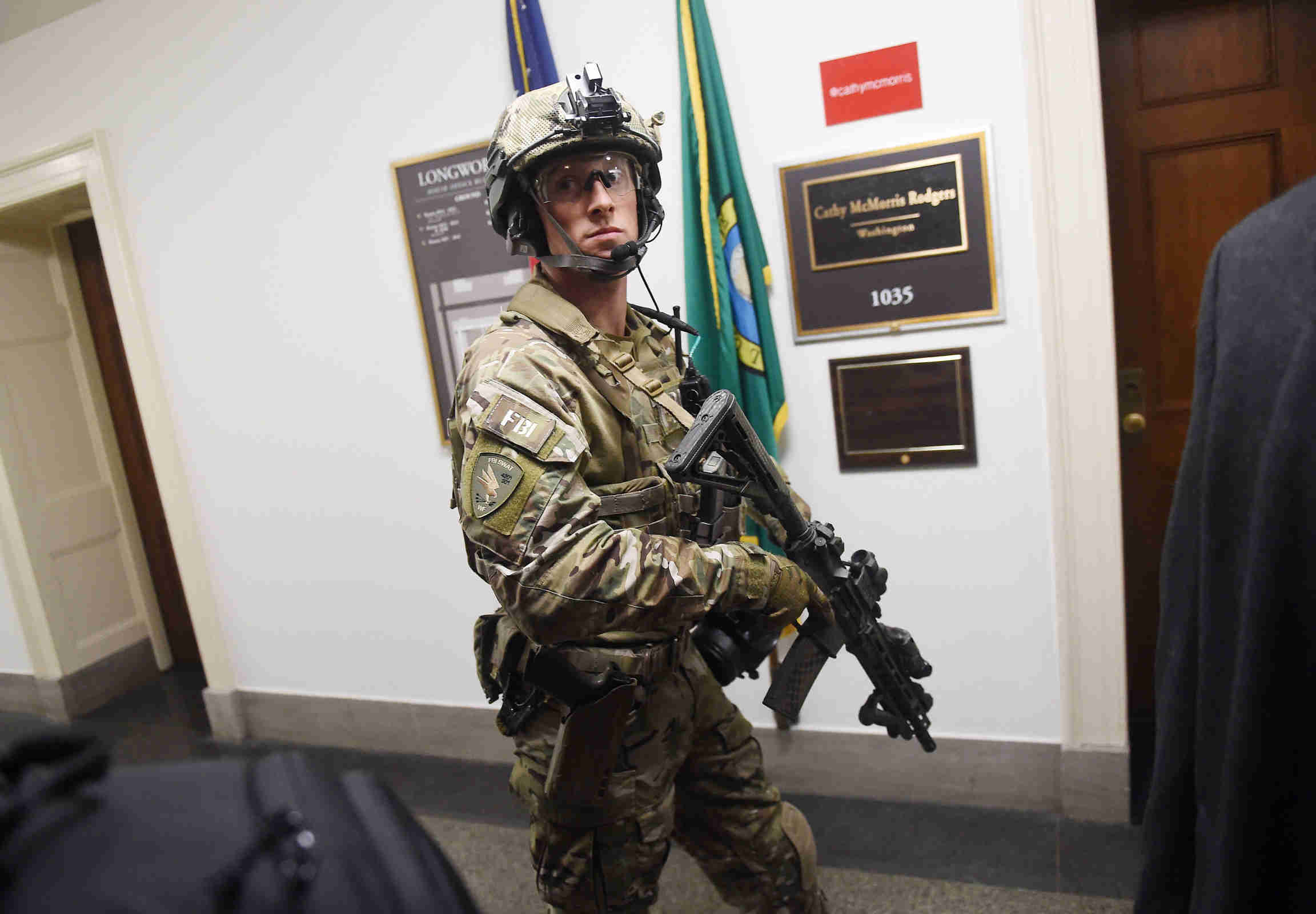 Polisi dan Swat FBI Keluarkan Pendukung Trump dari US Capitol