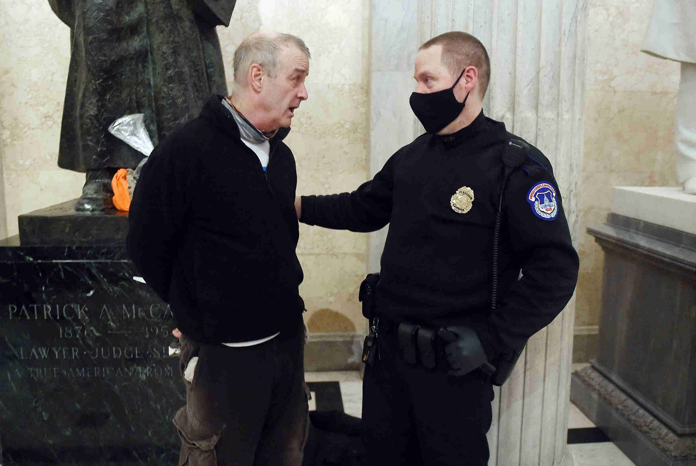 Polisi dan Swat FBI Keluarkan Pendukung Trump dari US Capitol