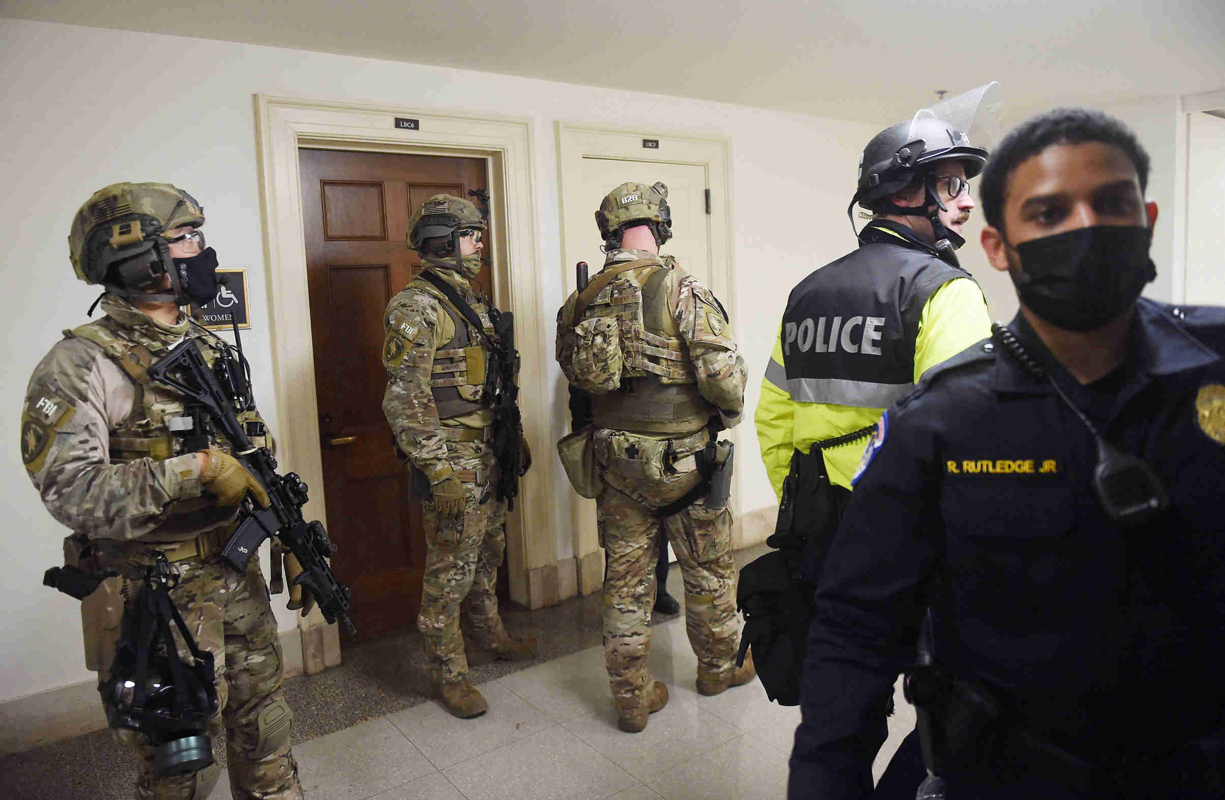 Polisi dan Swat FBI Keluarkan Pendukung Trump dari US Capitol