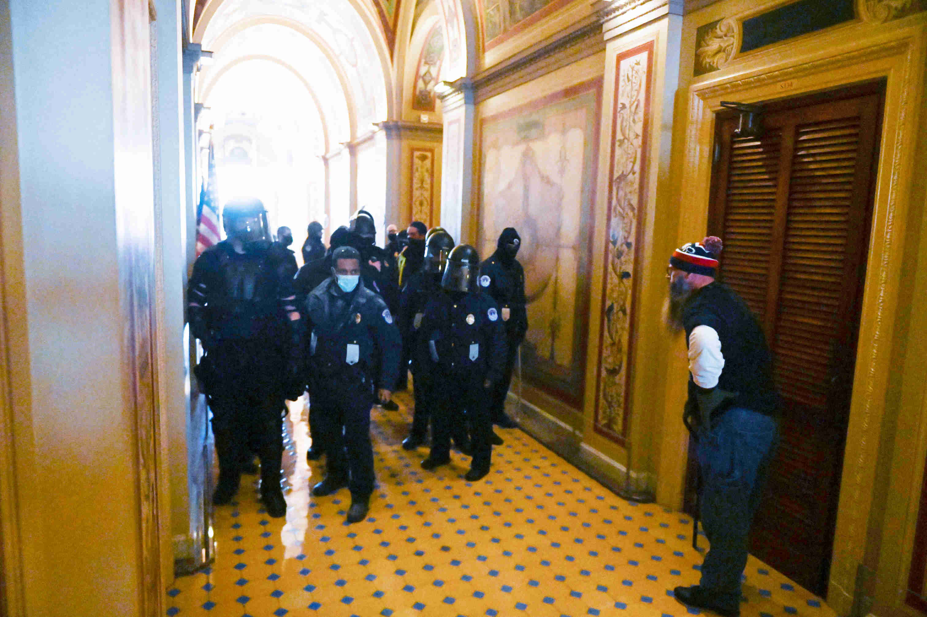 Polisi dan Swat FBI Keluarkan Pendukung Trump dari US Capitol