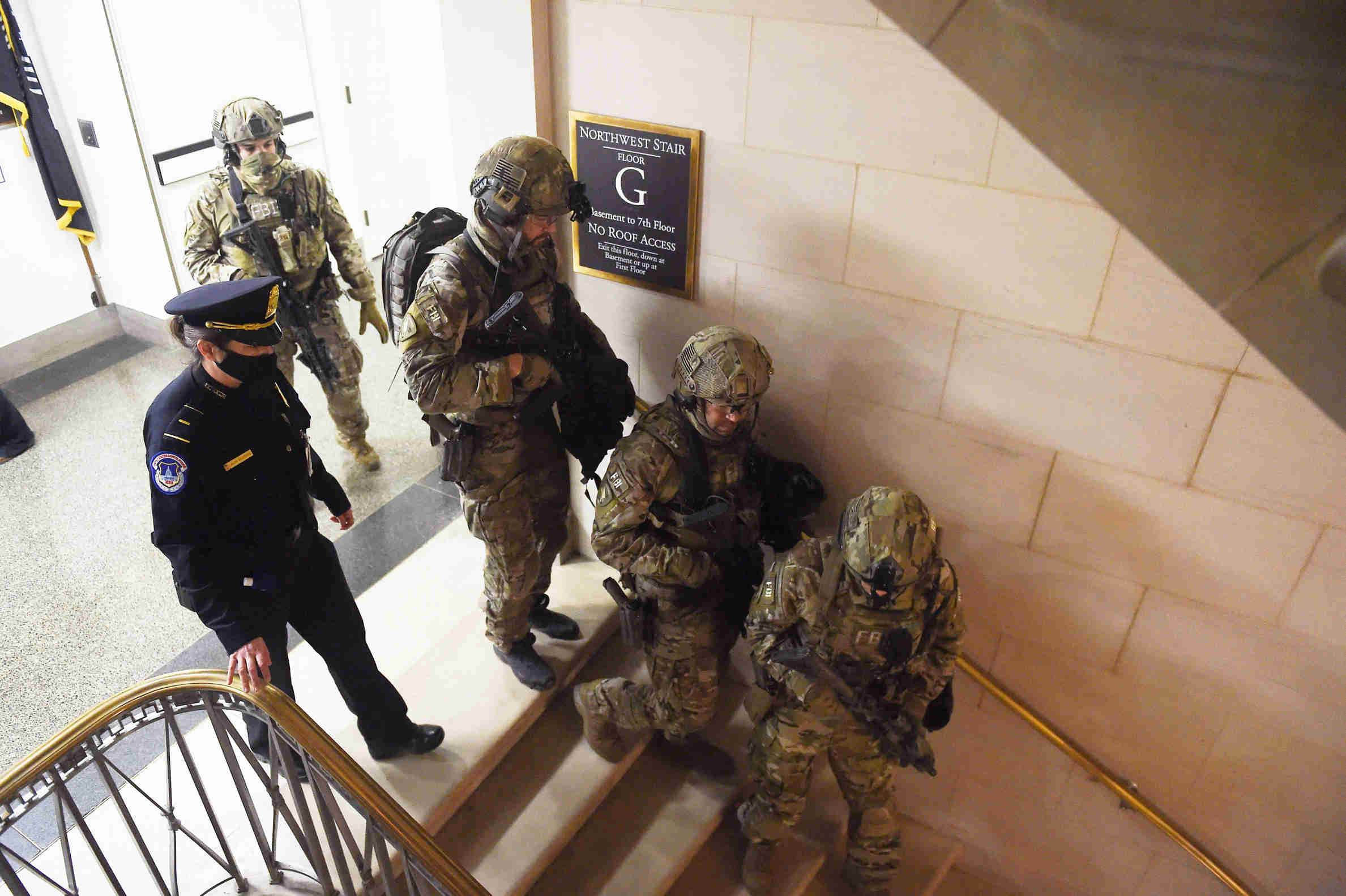 Polisi dan Swat FBI Keluarkan Pendukung Trump dari US Capitol