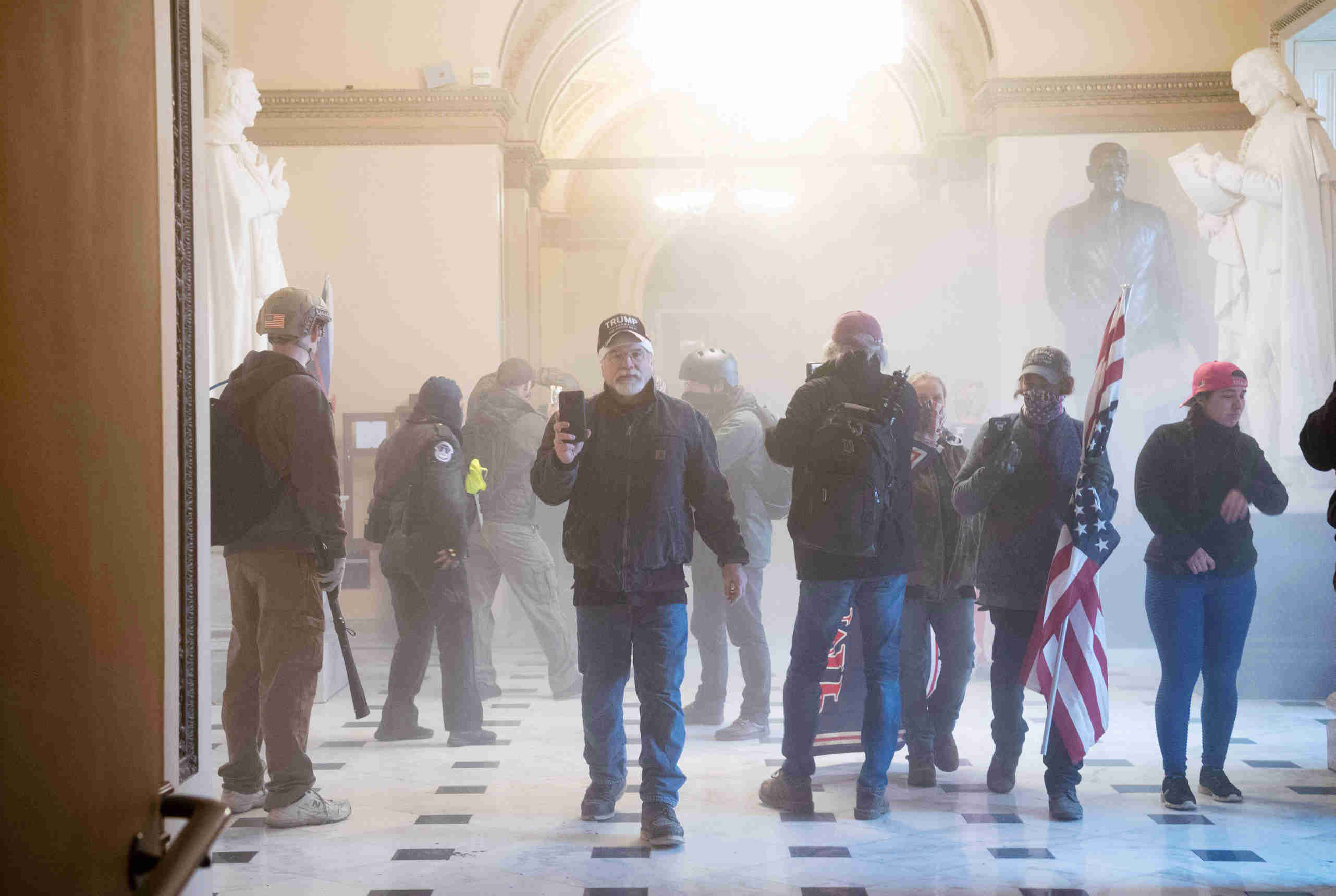 Polisi dan Swat FBI Keluarkan Pendukung Trump dari US Capitol