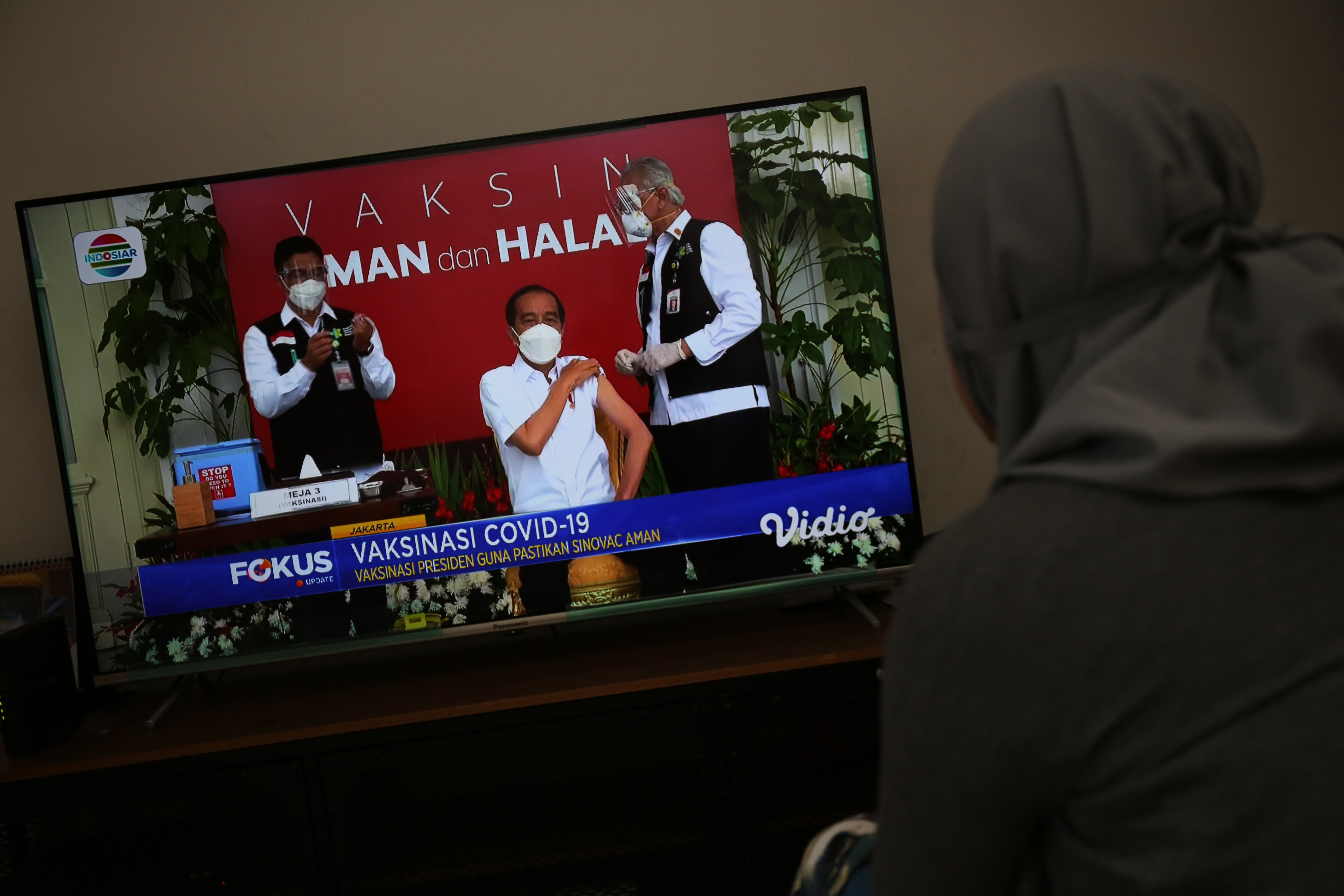 Antusias Warga Saksikan Vaksinasi Covid-19 Perdana di Indonesia