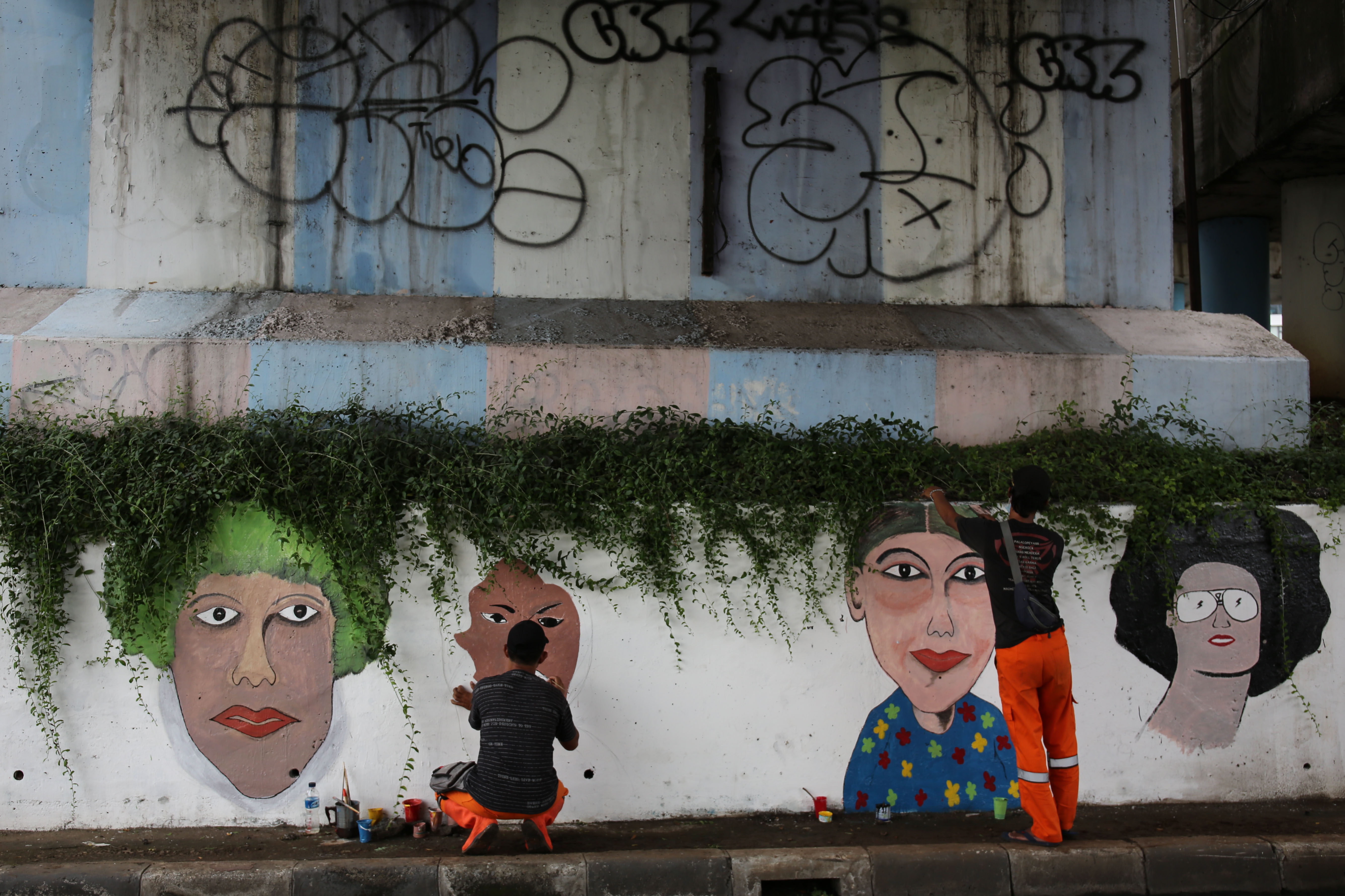 Mempercantik Kolong Jembatan dengan Merespon Ornamen