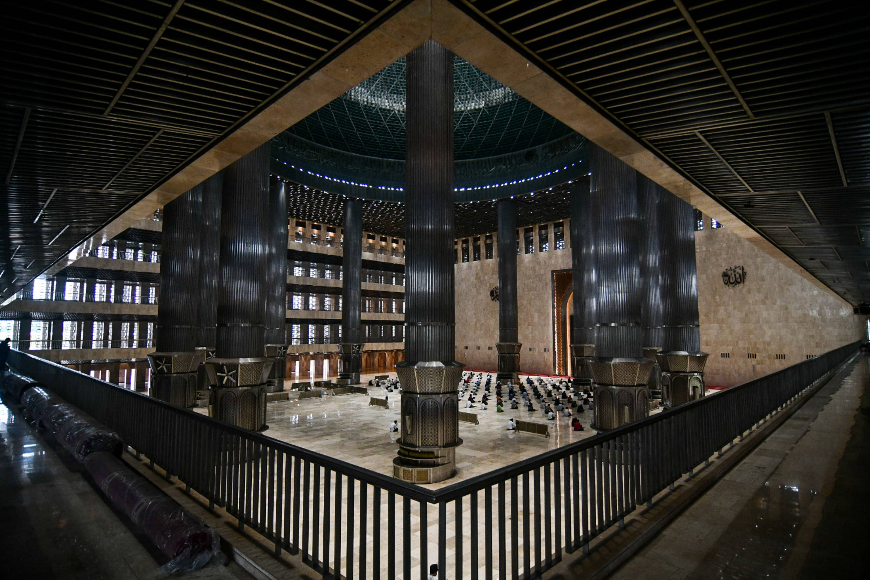 Salat Jumat di Majid Istiqlal