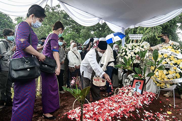 Prosesi Pemakaman Pilot Sriwijaya Air SJ-182